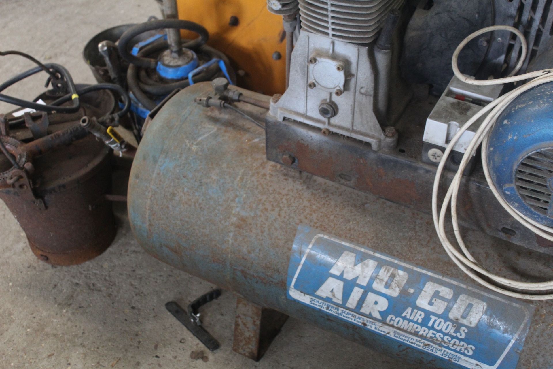 Mo-Go 240v air compressor. With hose and gun. - Image 4 of 8