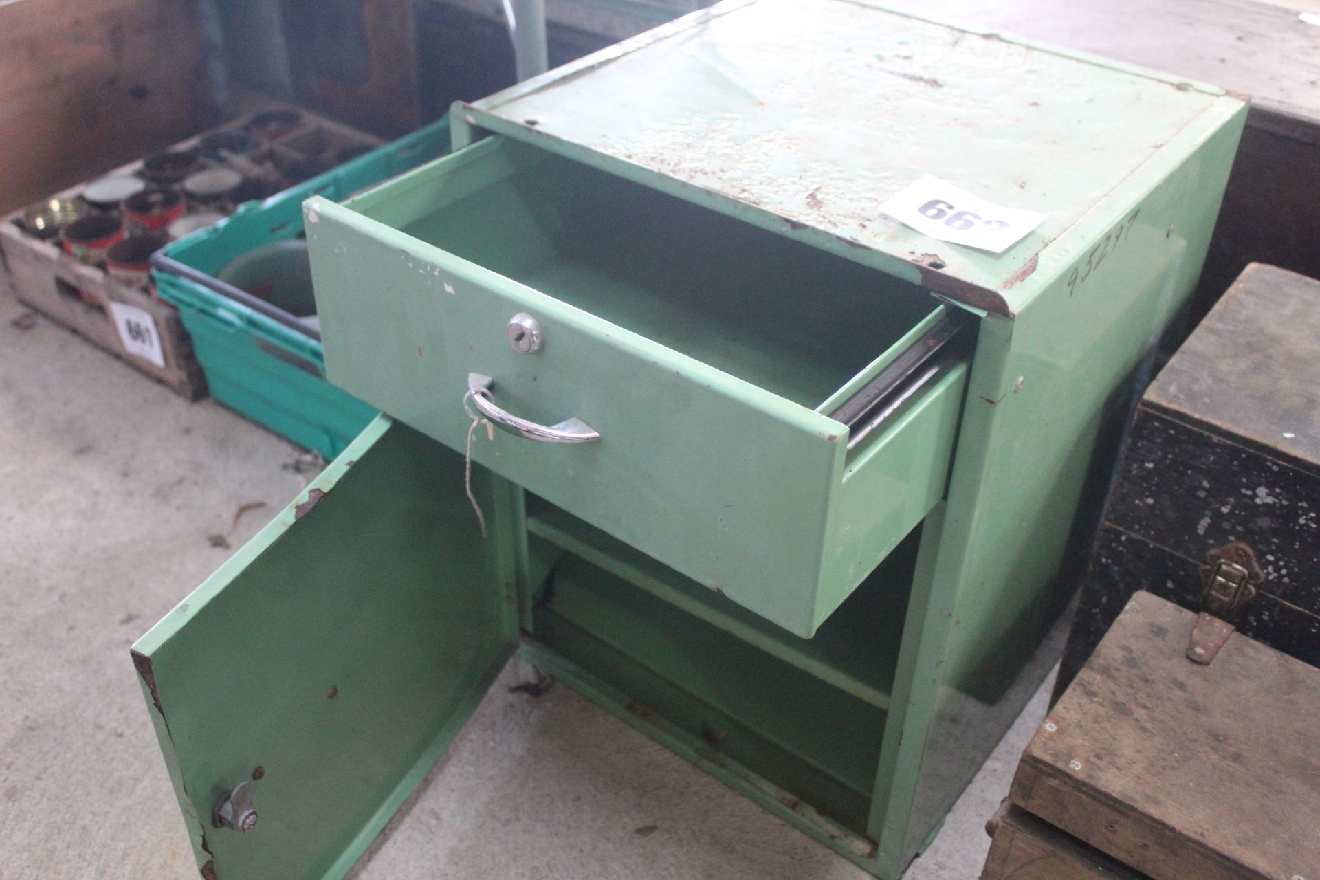 Small metal workshop cabinet. - Image 2 of 2