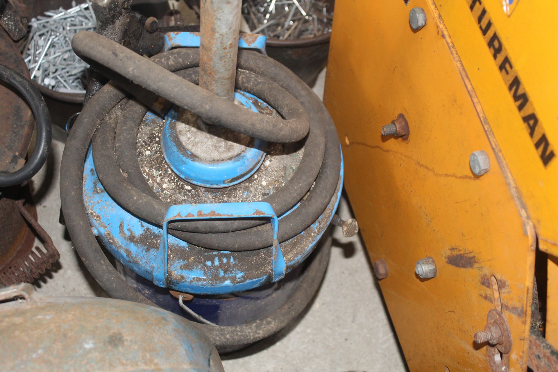 Grease bucket and pump. - Image 5 of 5