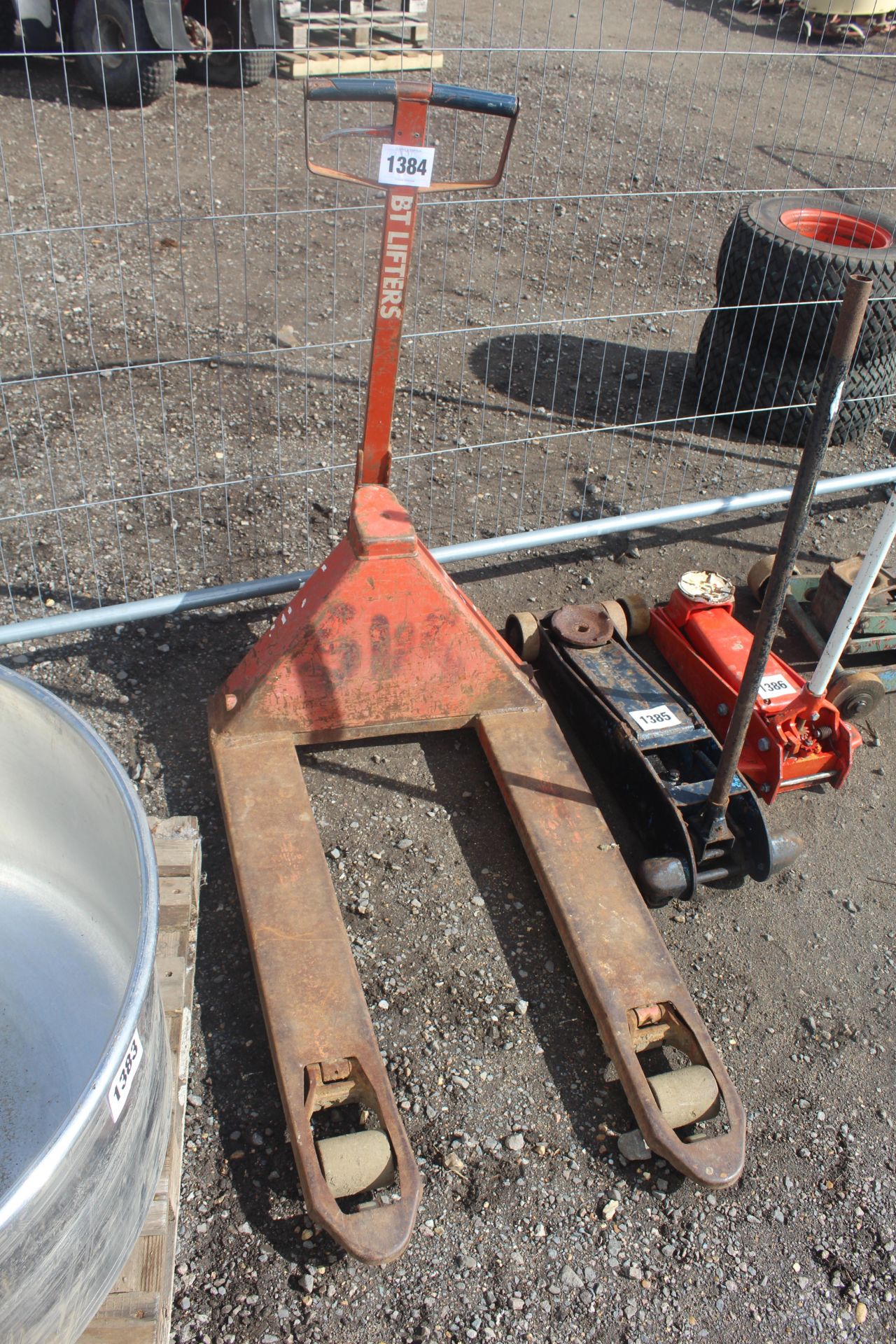 Pump-up pallet truck. V