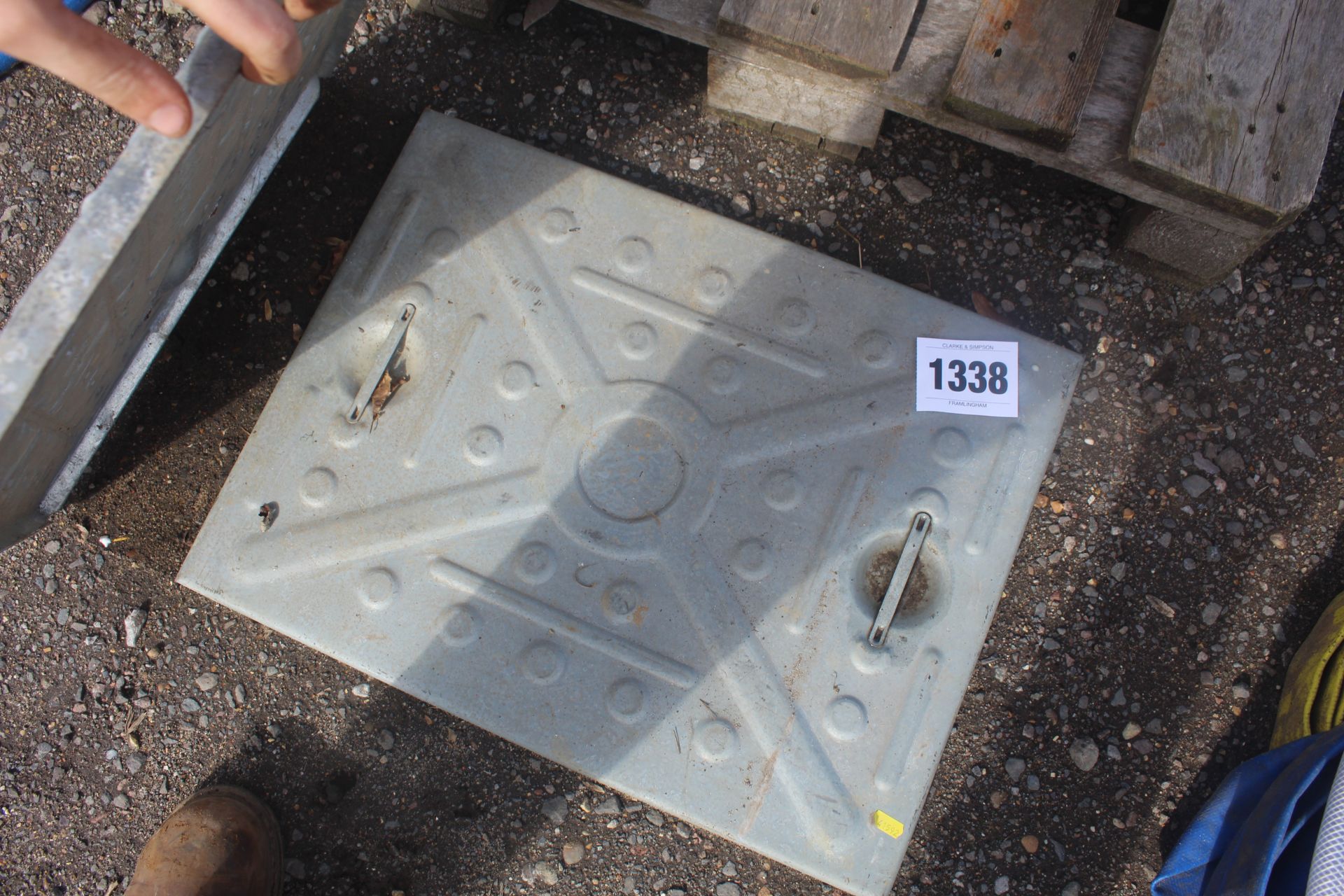 2x drain covers. - Image 2 of 2