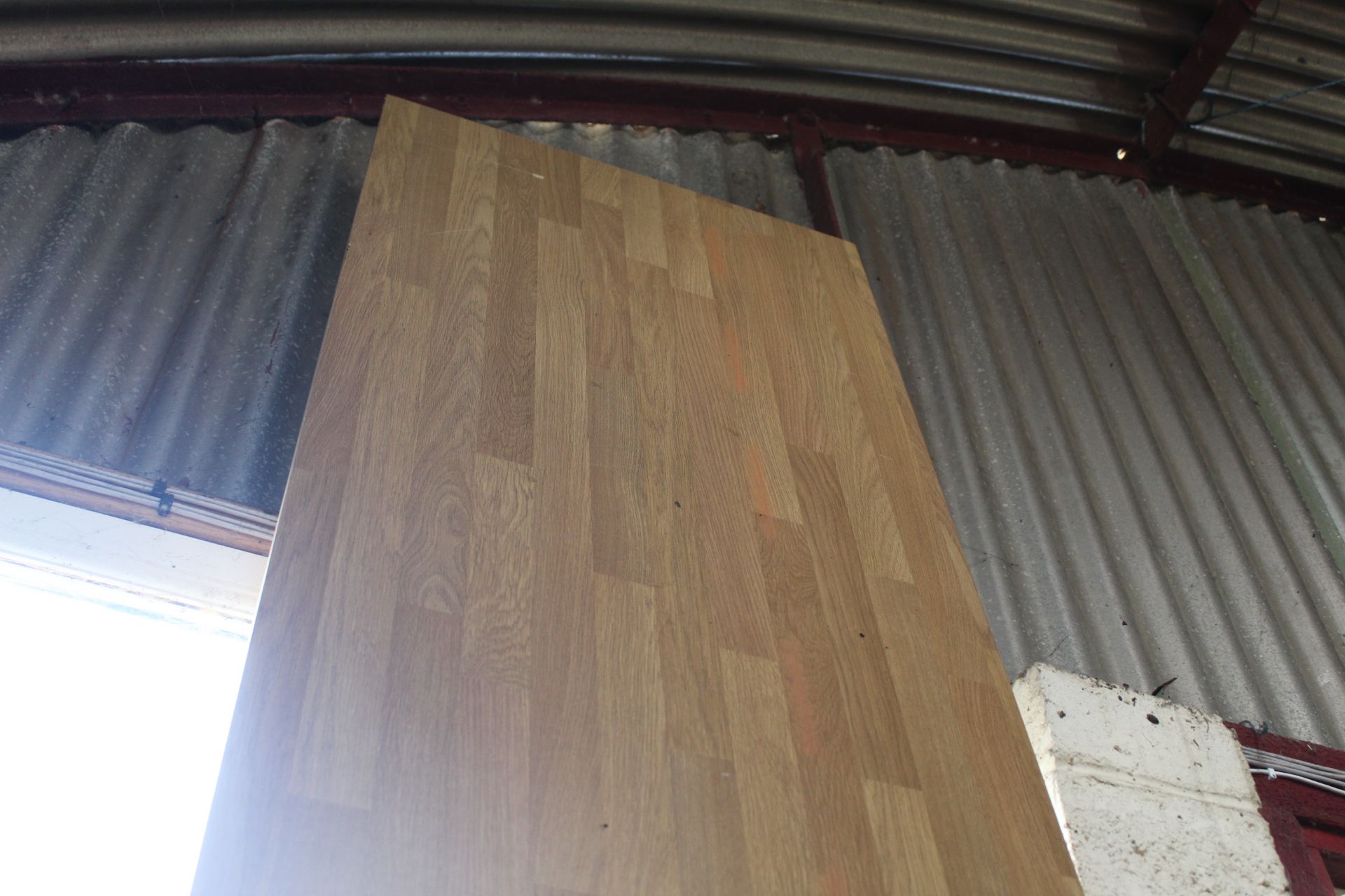 Large section of wood laminate effect worktop. - Bild 5 aus 7