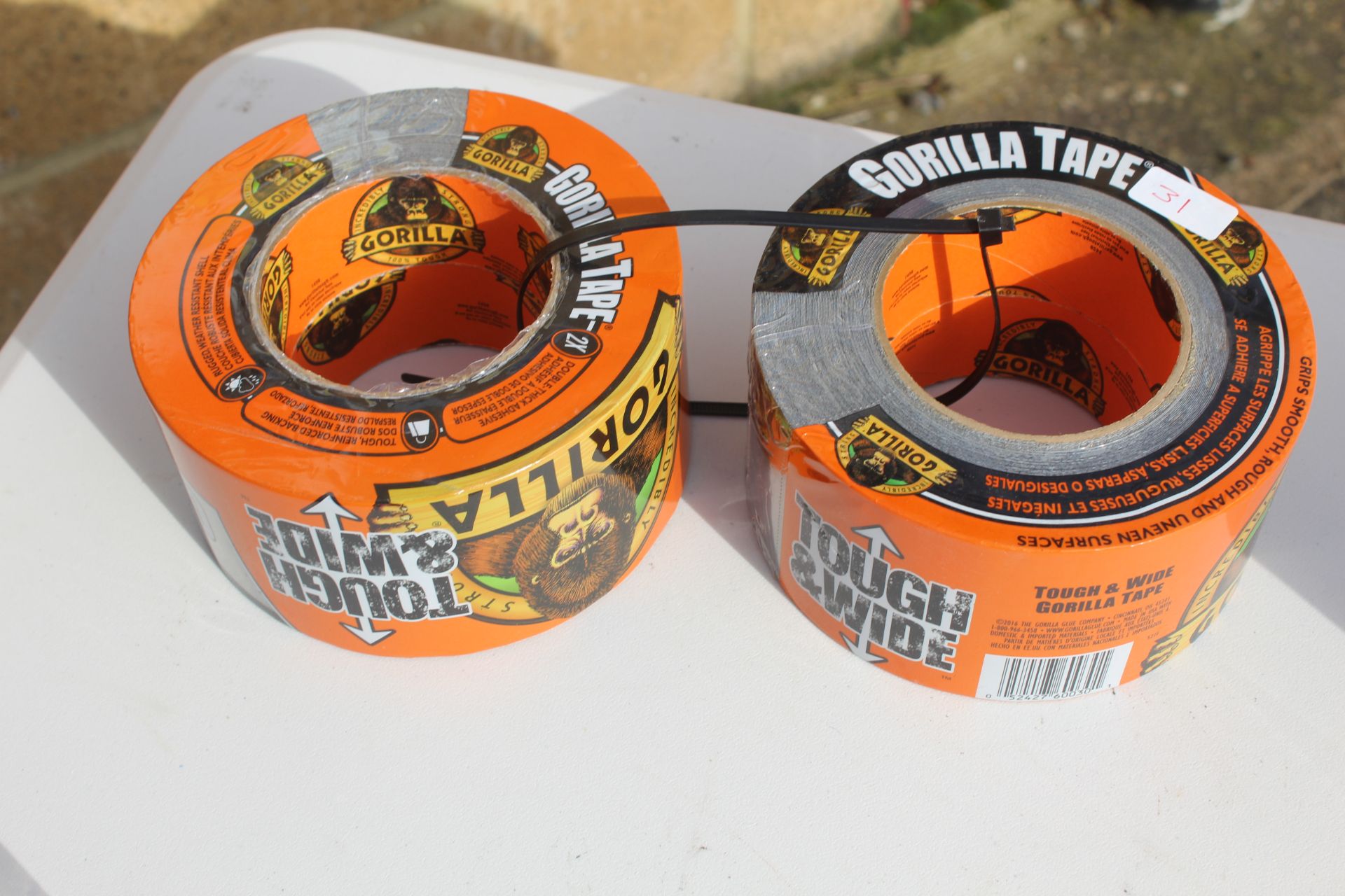 2x Gorilla tape. V