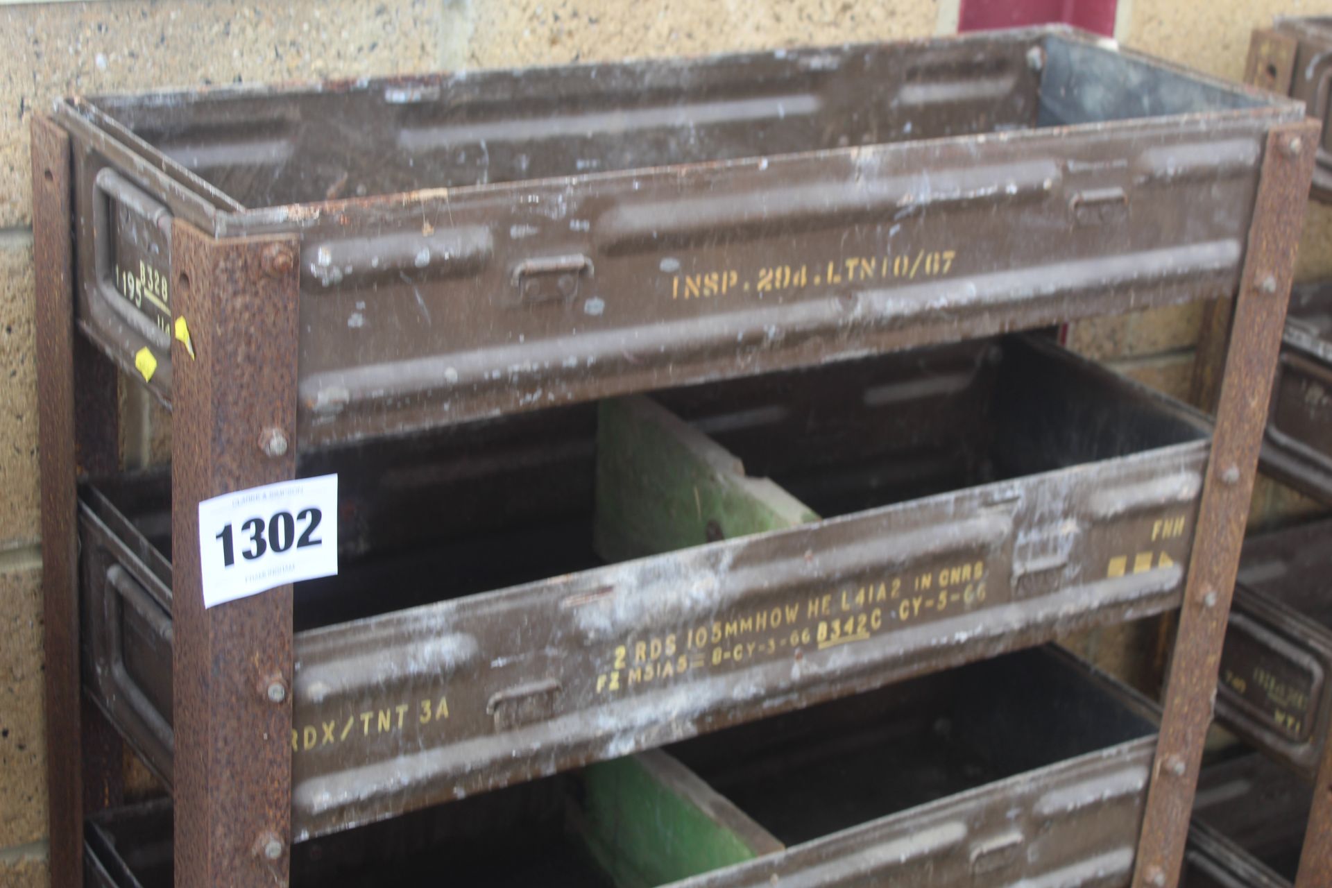 Workshop storage unit made from ammunition boxes. - Bild 2 aus 3