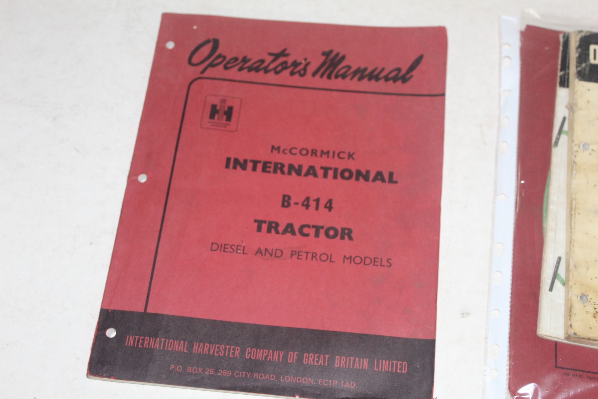 Various McCormick/ International manuals. - Bild 2 aus 3