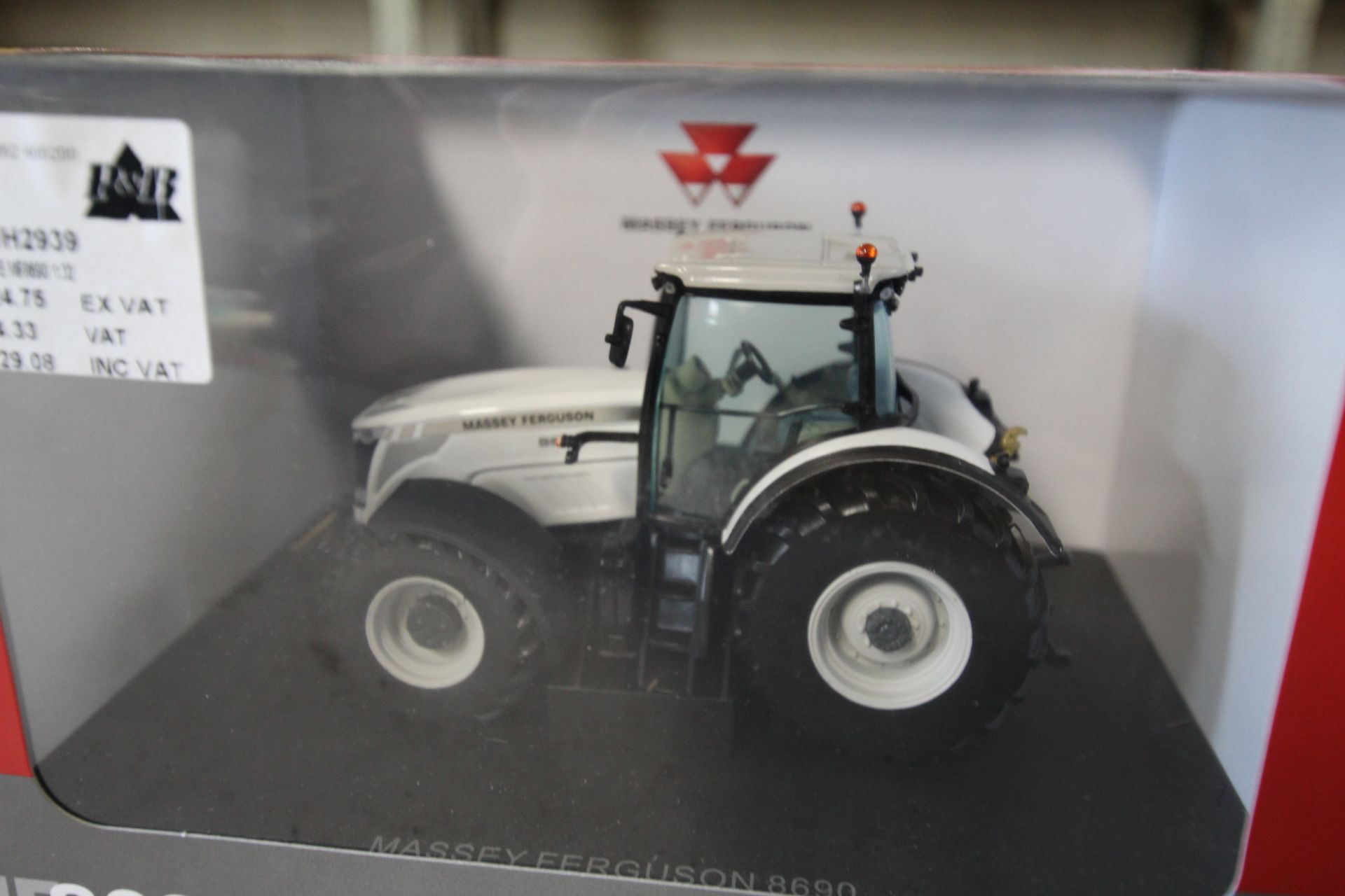 UH Massey Ferguson 8690 Tractor White Limited Edition 1/32 scale. - Image 2 of 2