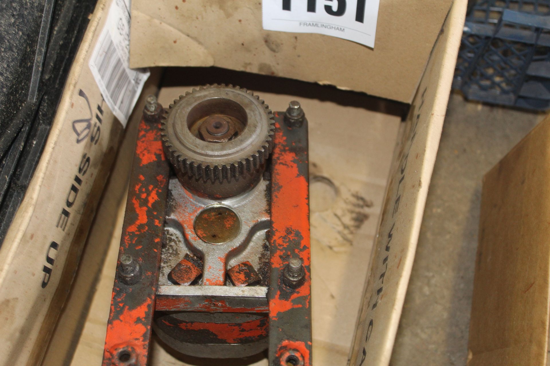 Hydraulic motor with drive shaft  & mounting bracket. V - Image 2 of 2