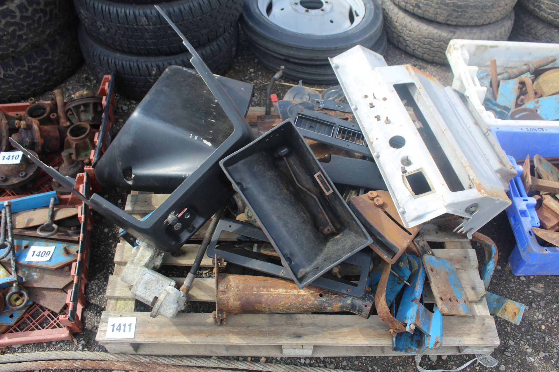 Large quantity of Ford 7810 SQ parts. V