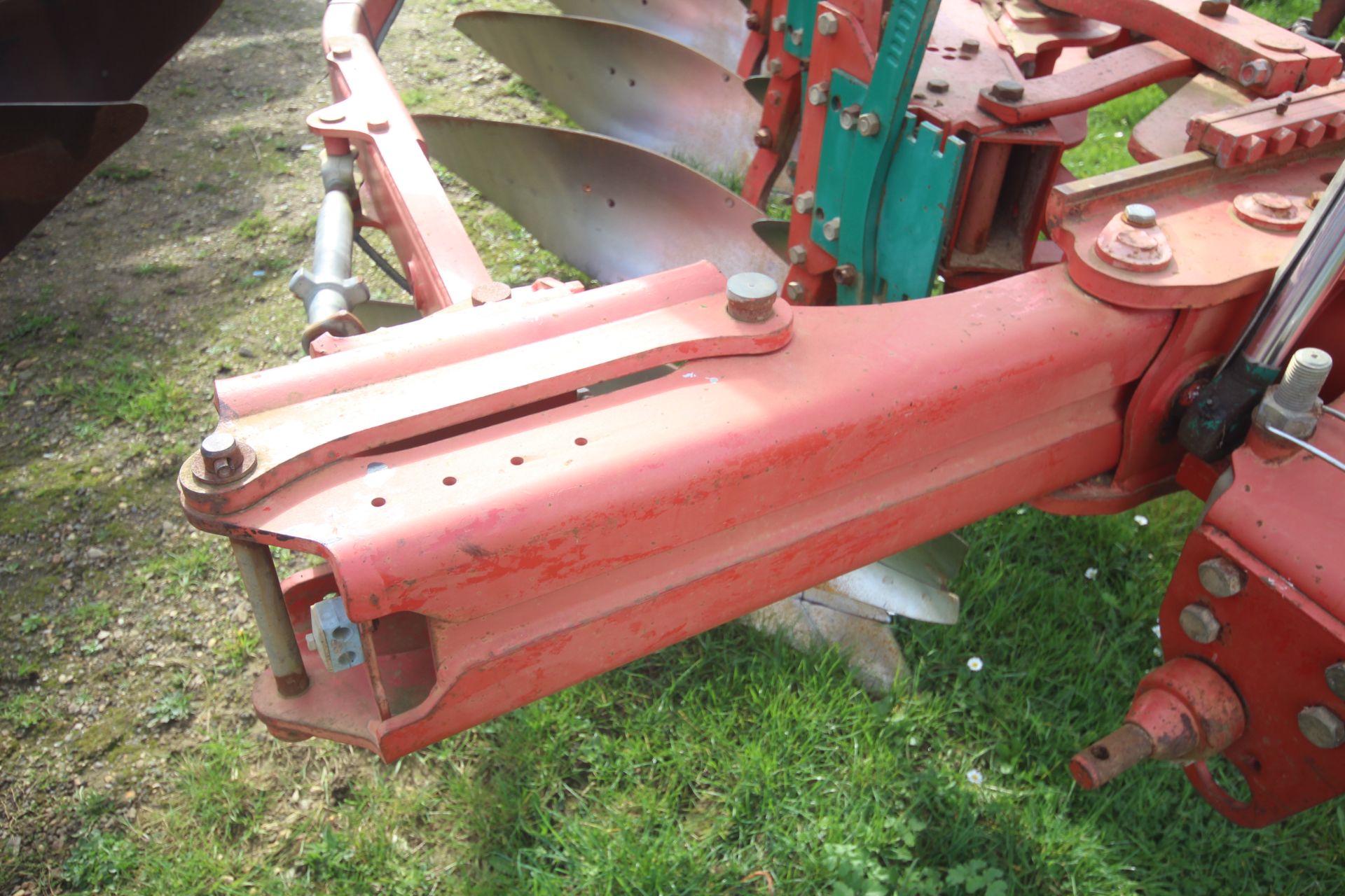 Kverneland LD85 5F reversible plough. With press arm. V - Image 6 of 29