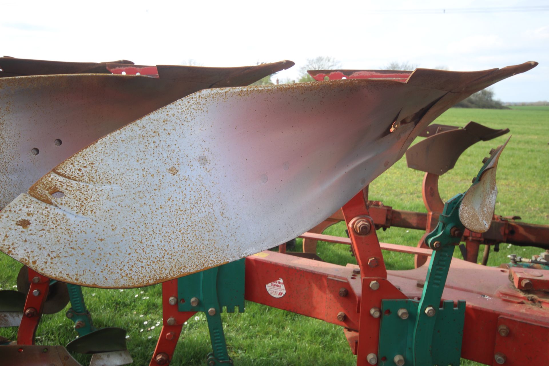 Kverneland LD85 5F reversible plough. With press arm. V - Image 9 of 29
