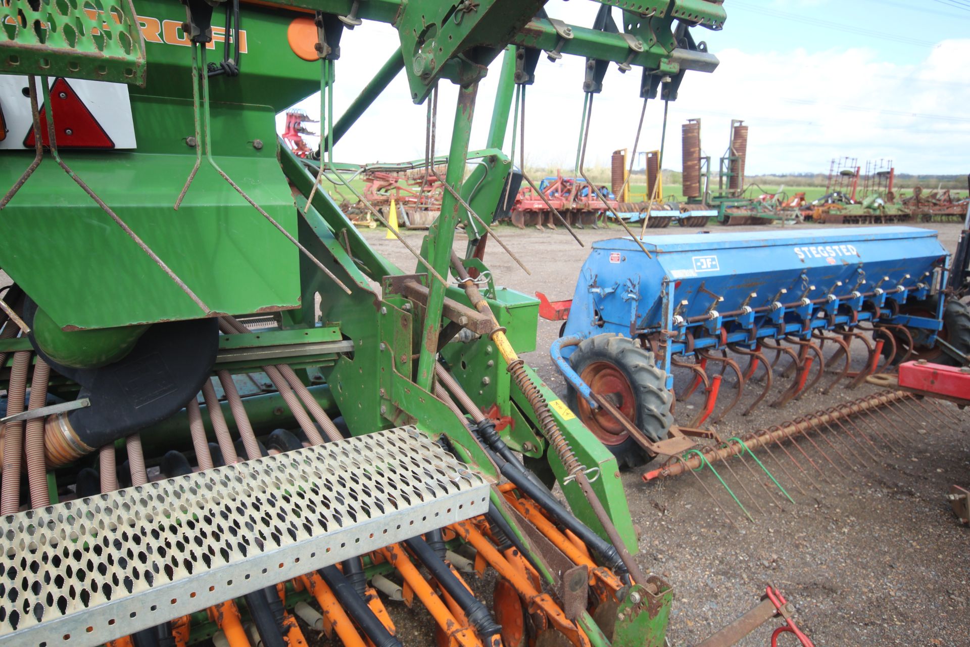 Amazone KE403 4m combination drill. 2005. With disc coulters, pre-em and tramlime. Manual, Control - Image 32 of 44