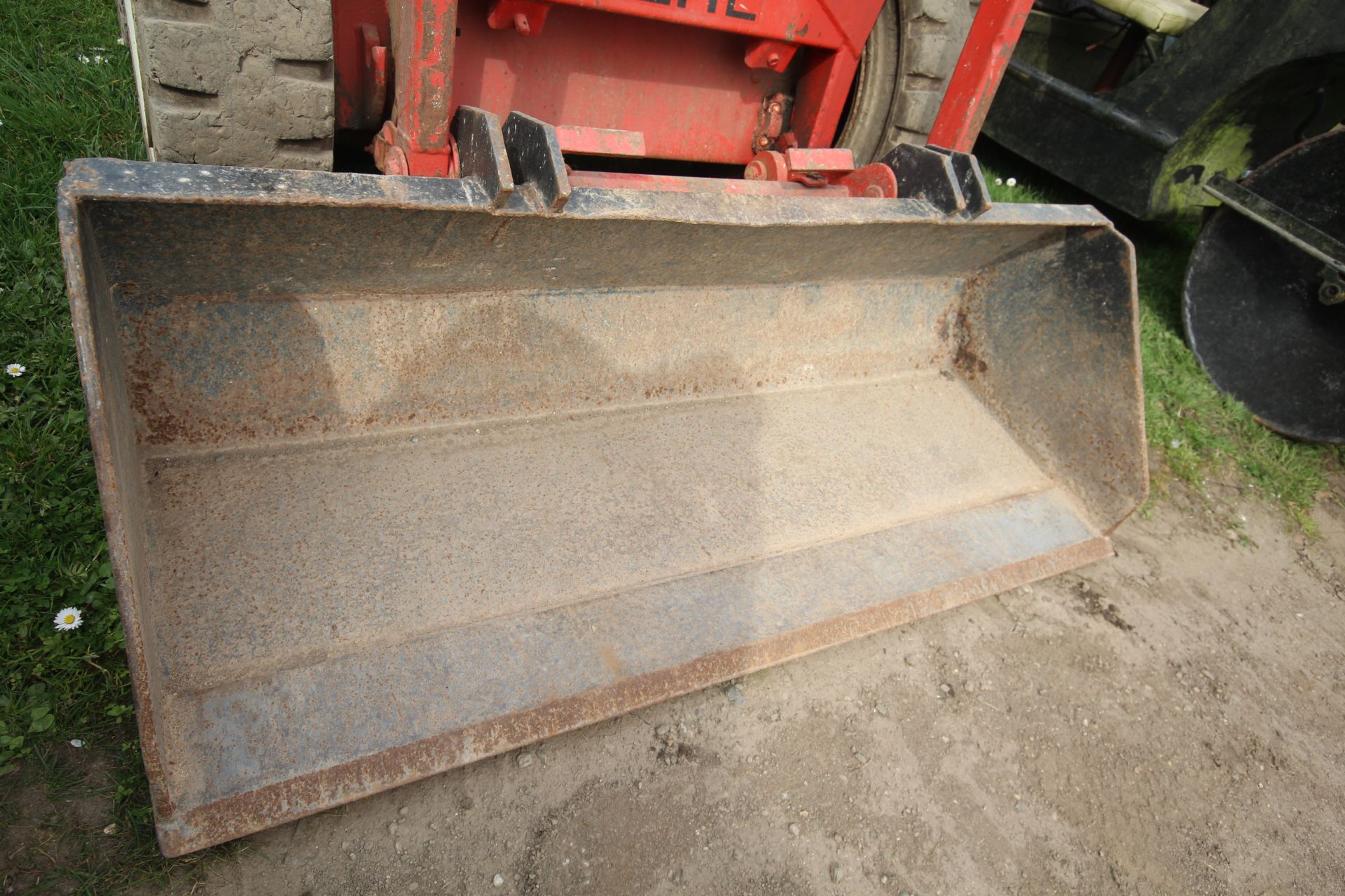 Gehl 3610 skid steer loader. With pallet tines and bucket. Key held. - Image 5 of 35