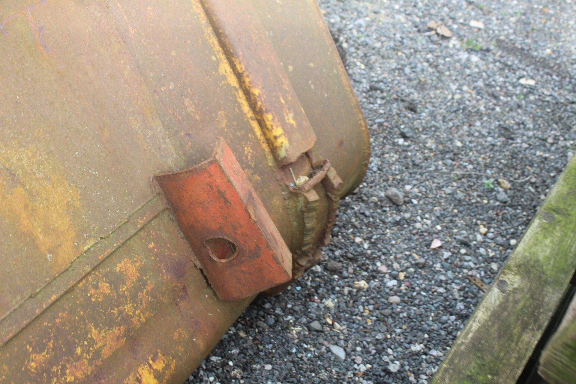 Large capacity 6ft loader bucket. Farm made Manitou brackets. V - Image 11 of 12