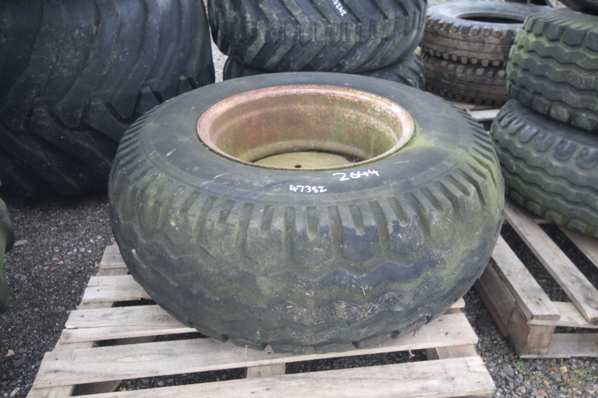Trailer wheel and tyre. V