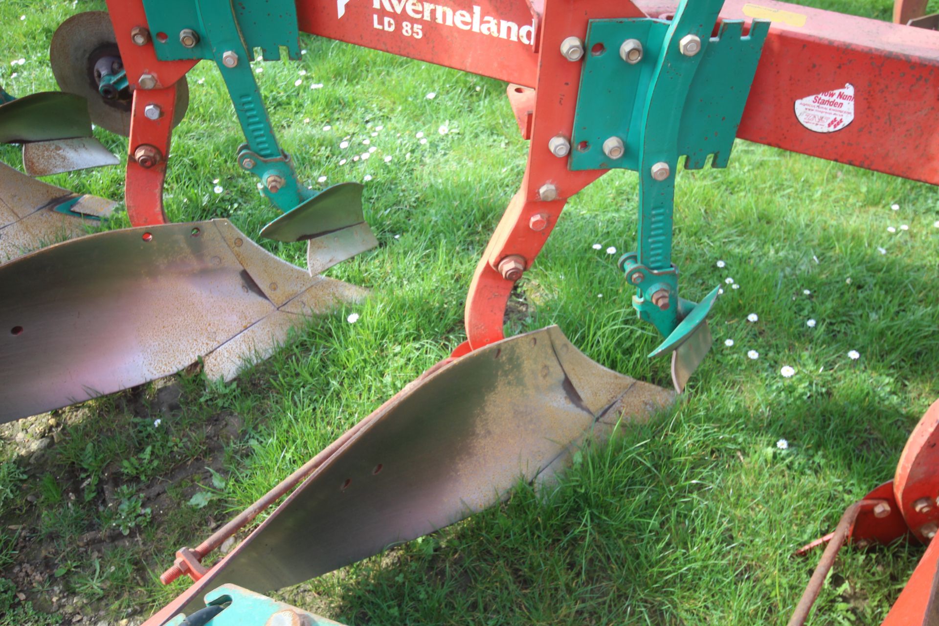 Kverneland LD85 5F reversible plough. With press arm. V - Image 13 of 29