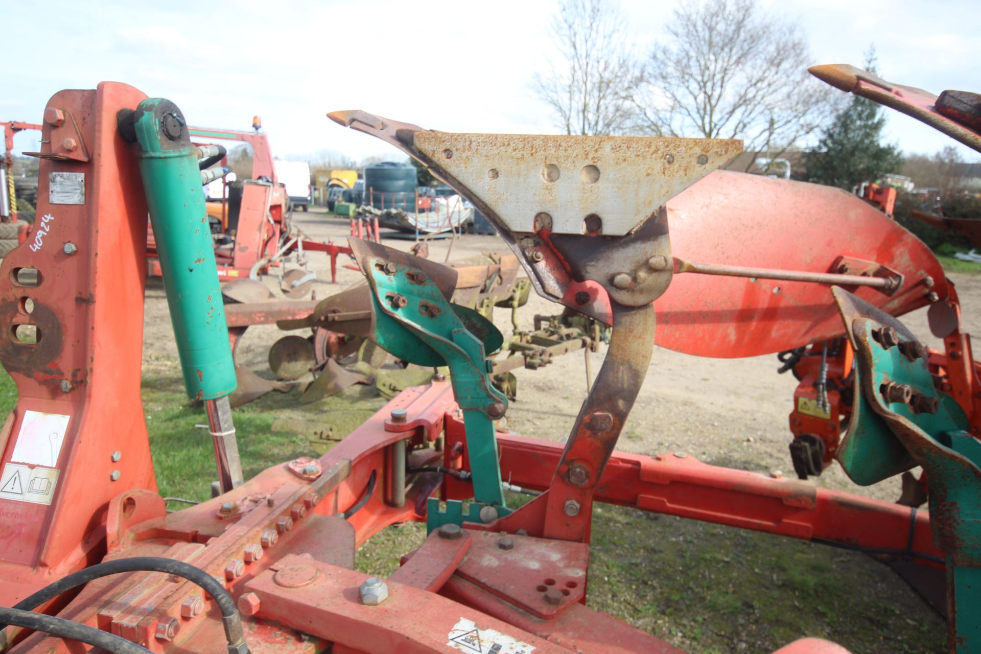 Kverneland LD85 5F reversible plough. With press arm. V - Image 26 of 29