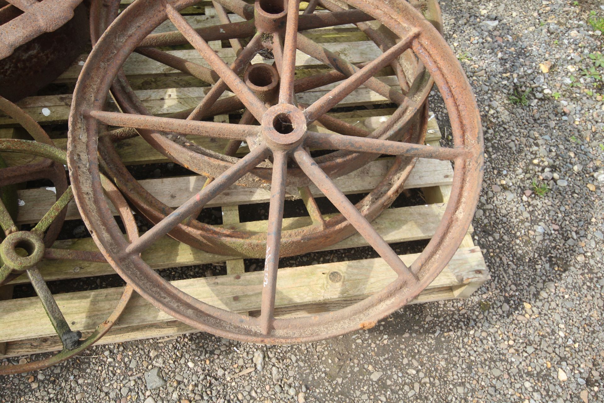 Various cast iron wheels. V - Image 5 of 5