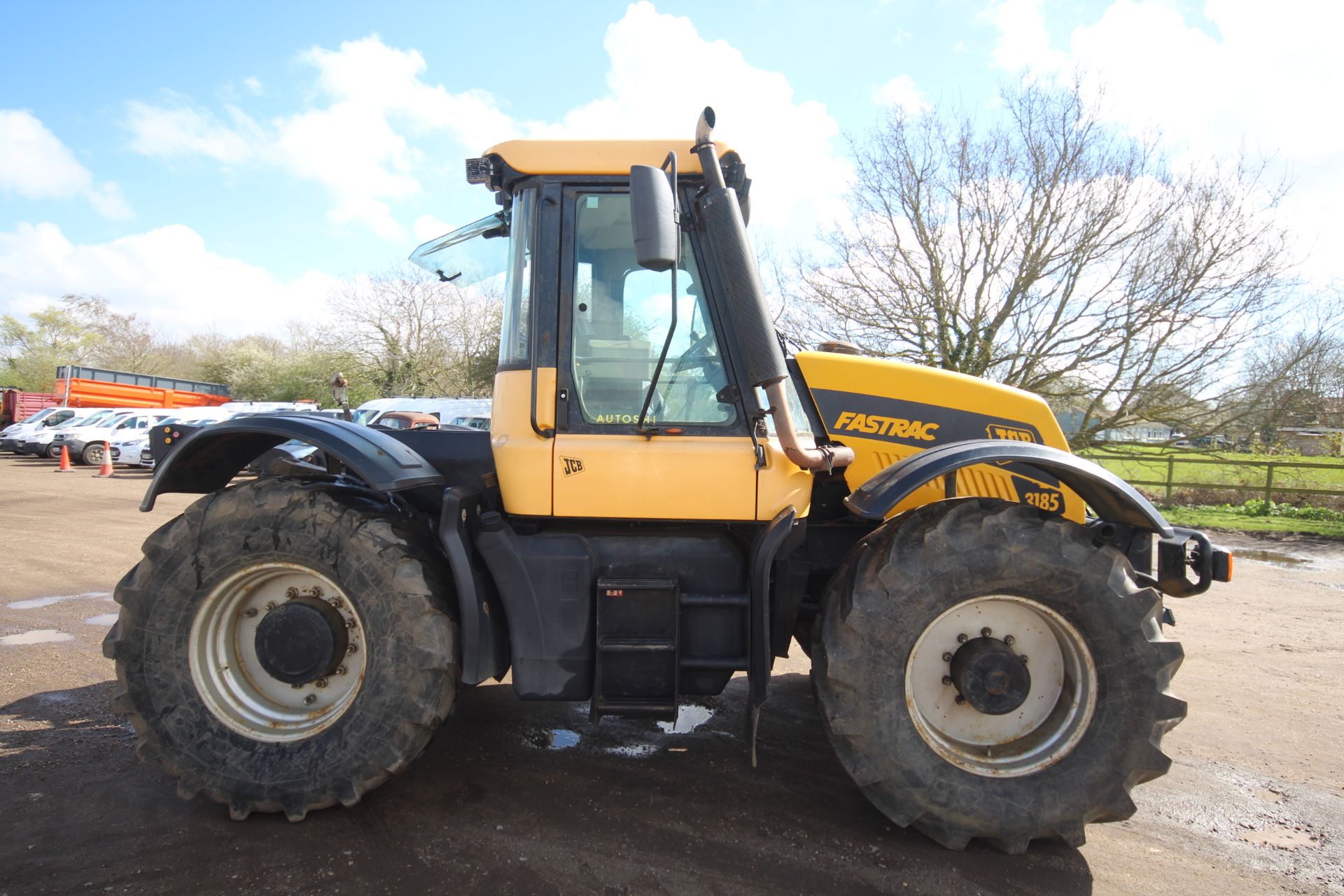 JCB Fastrac 3185 Autoshift 4WD tractor. Registration X642 AHT. Date of first registration 04/09/ - Image 6 of 71