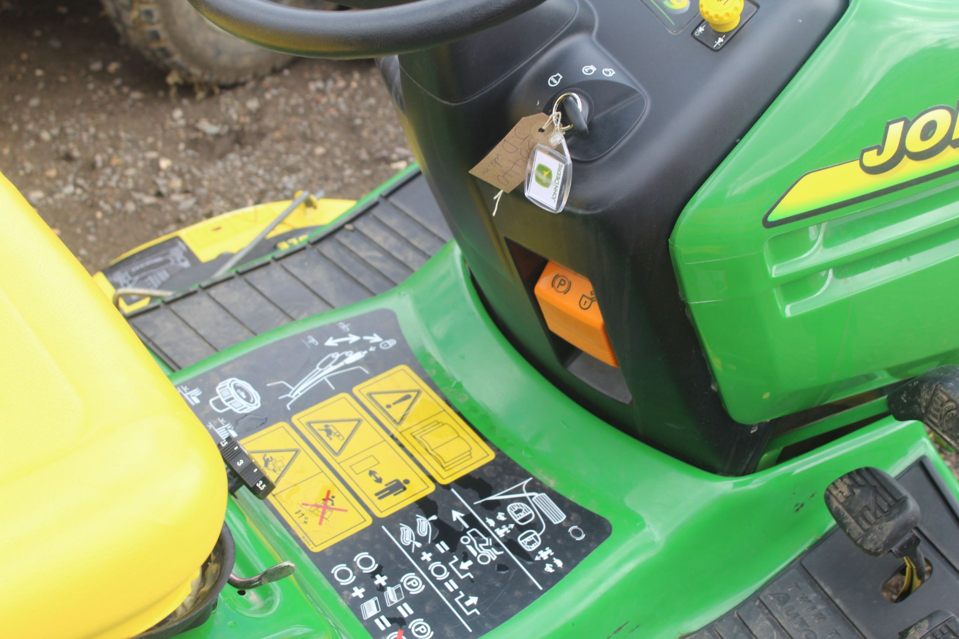 John Deere LX279 lawn mower with collector. Owned from new. Key held. - Image 17 of 30