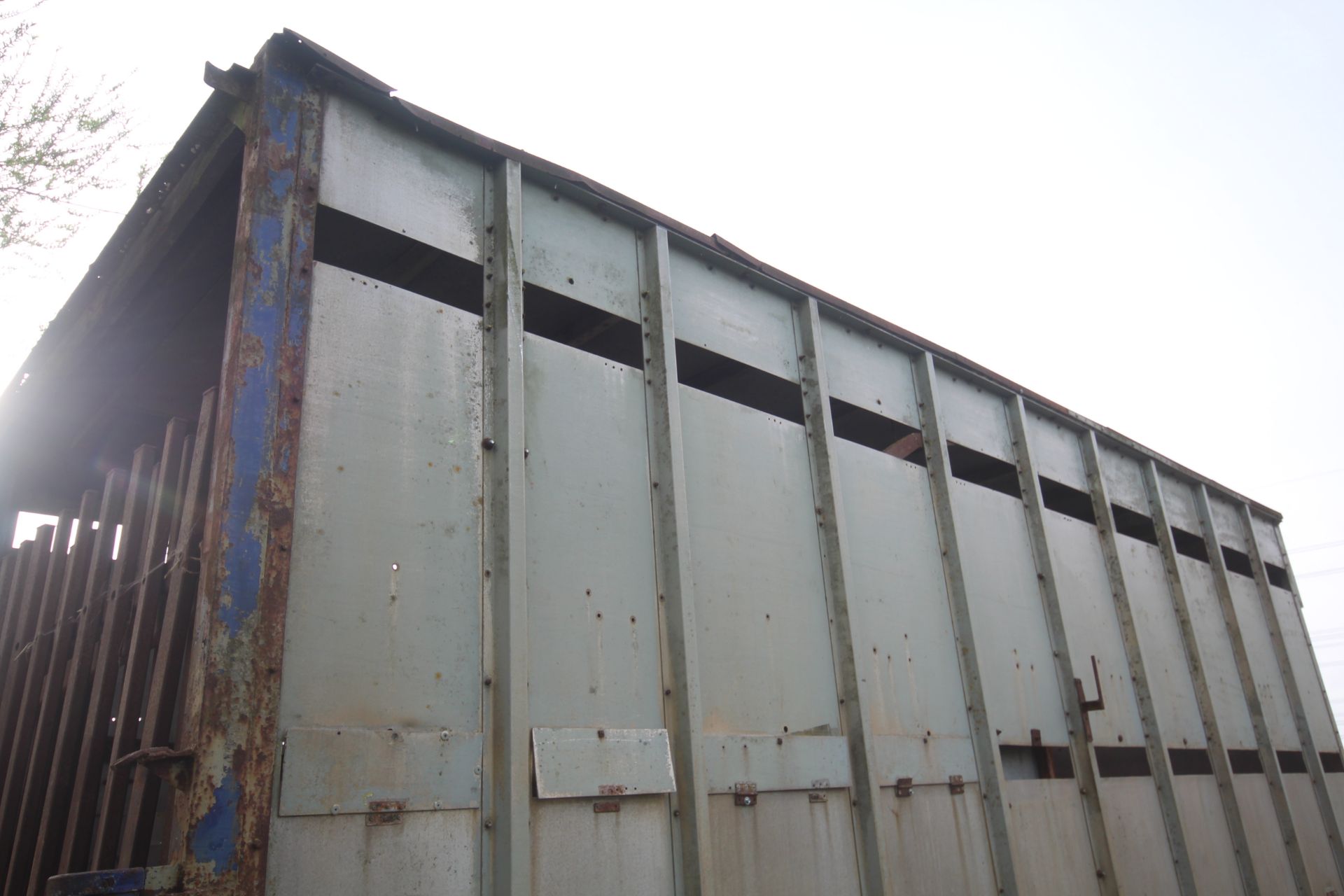 19ft 6in twin axle tractor drawn livestock trailer. Ex-lorry drag. With steel suspension and twin - Image 30 of 34