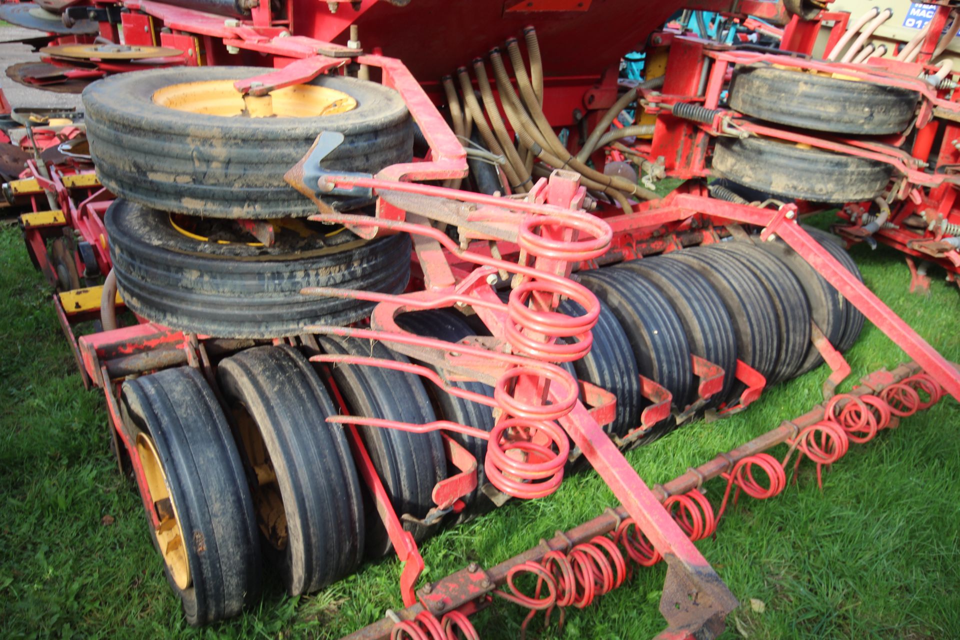 Vaderstad Rapid 400F 4m System Disc drill. With smooth tyre packer, front packer and spares. Control - Image 23 of 56