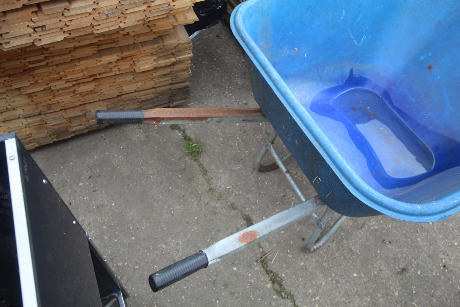 2 wheel wheel barrow. Requires repair. V - Image 2 of 4