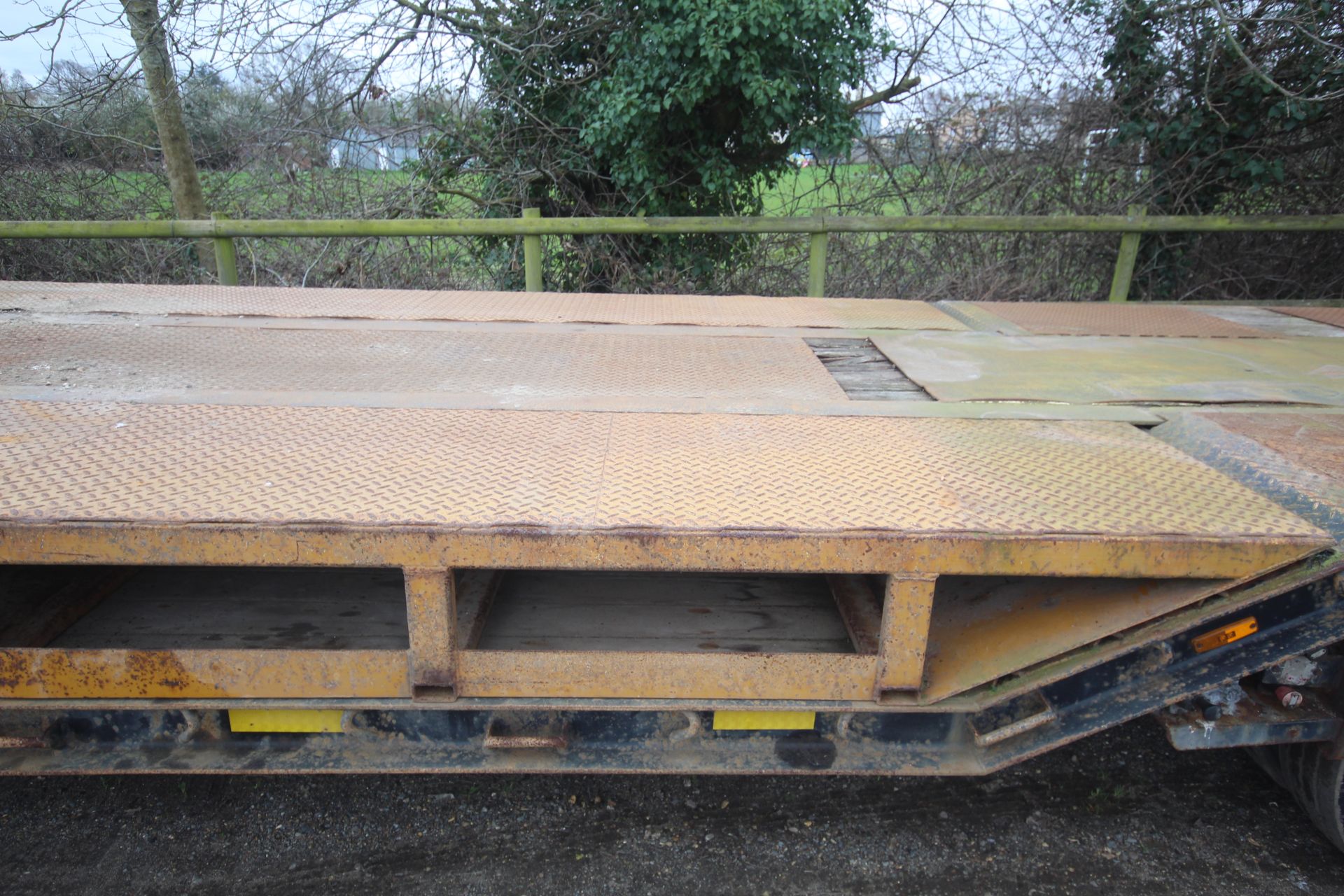 SM Trailers 37.3T 13.7m tri-axle step frame beavertail low loader trailer. Registration C198677. - Image 15 of 56