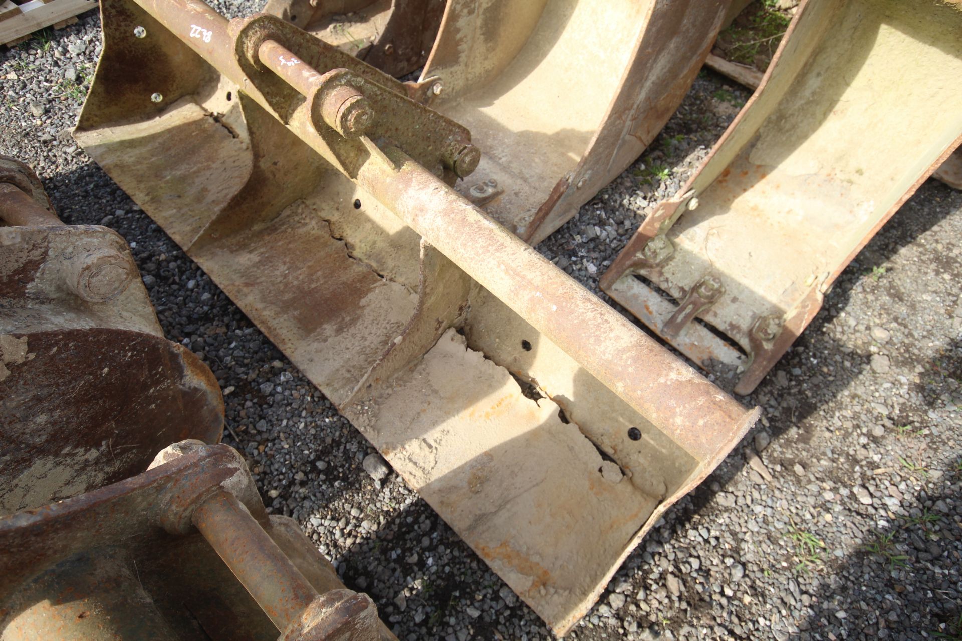 4x JCB excavator buckets. To include 17in, 23in, 17in and 6ft grading. For sale on behalf of the - Image 2 of 7