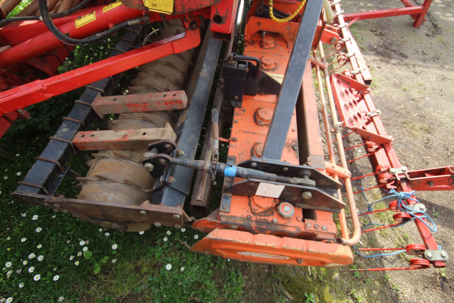 Maschio 4m power harrow. With packer. Piggybacked with Vicon LZ505 Suffolk coulter drill. 1995. With - Image 10 of 52