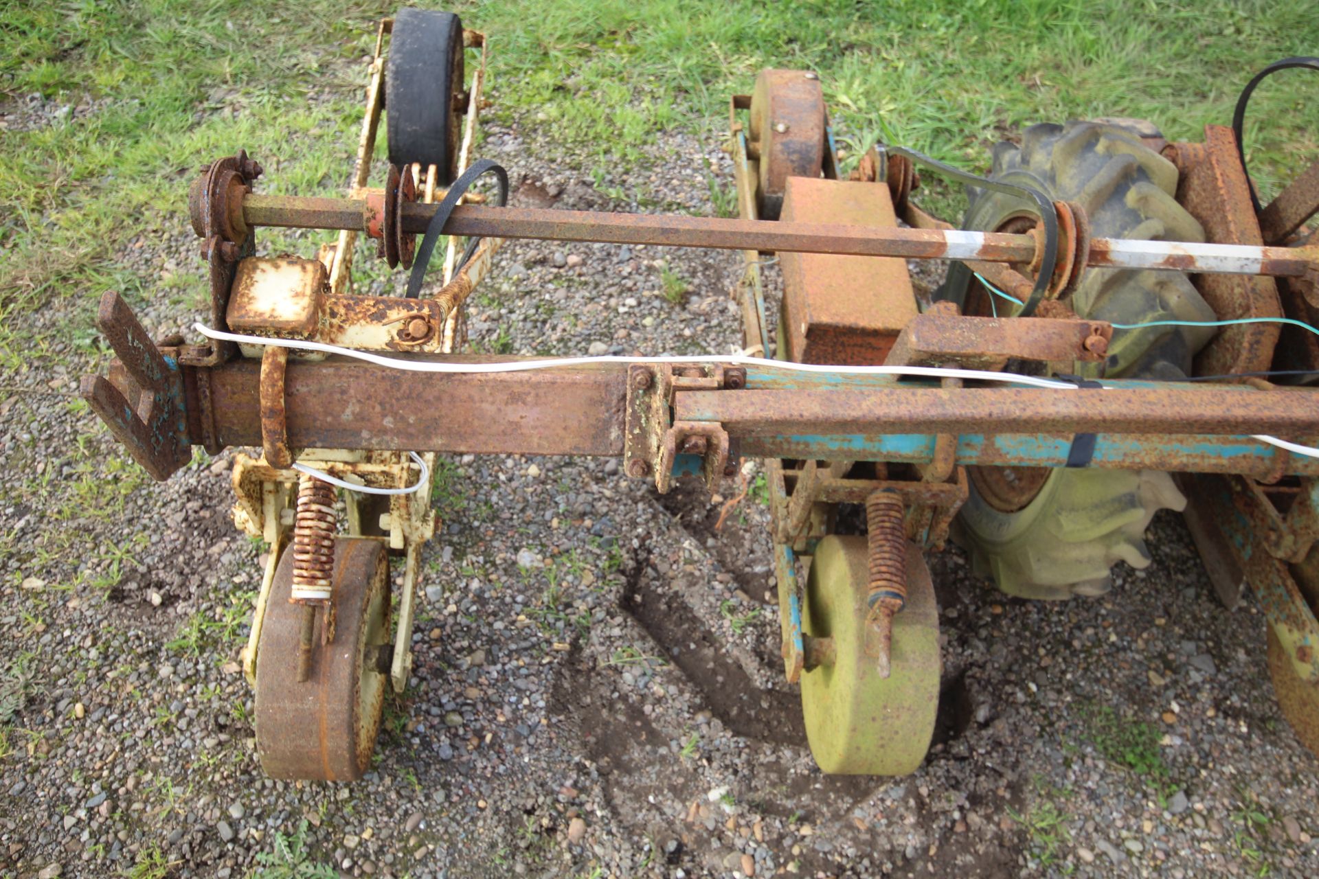 Six row beet drill. For spares/ reapir. V - Bild 11 aus 12