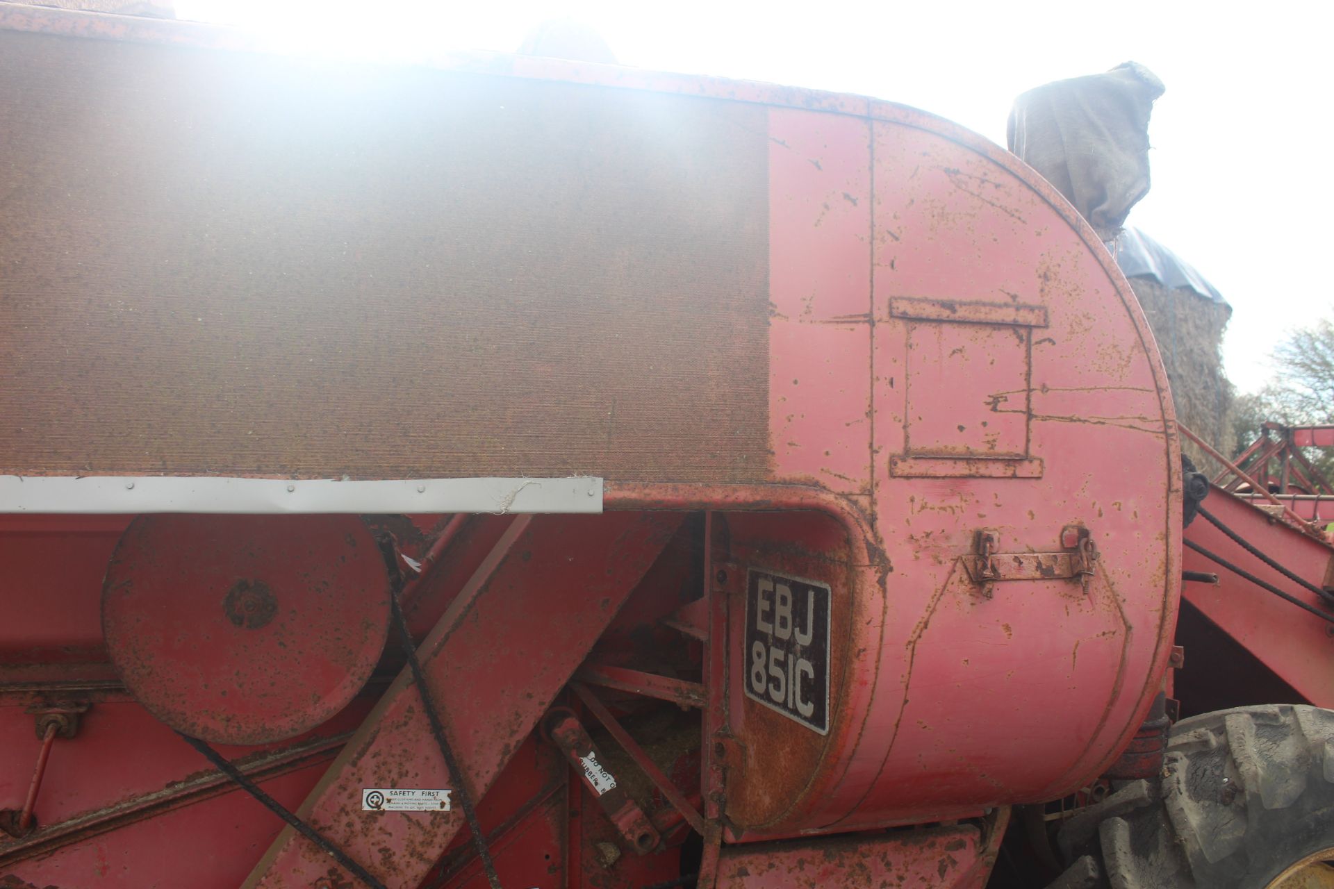 Massey Ferguson 788 8ft cut combine. Registration EBJ 851C (no paperwork). 12.4/11-28 front wheels - Image 43 of 53