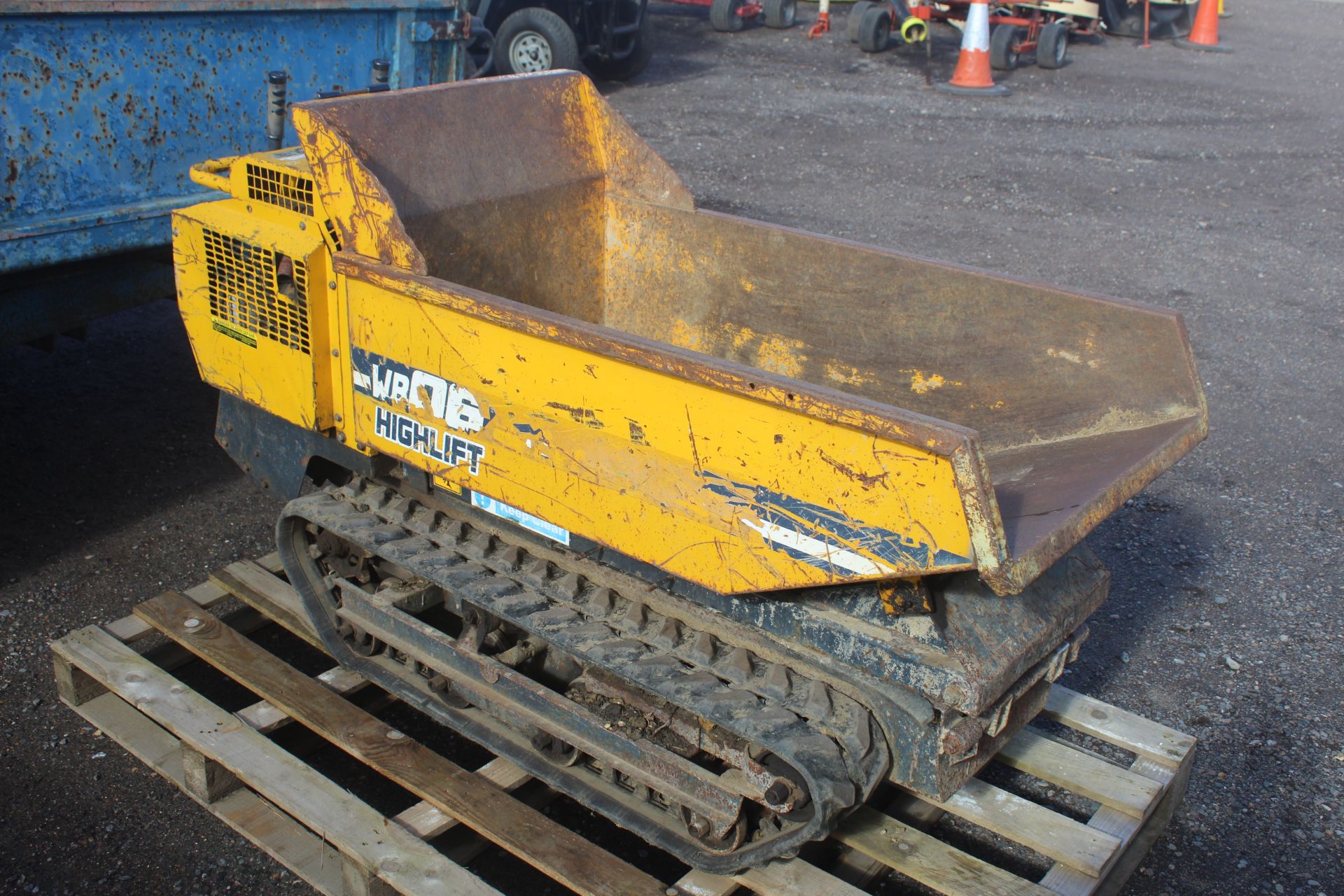 WB06 HighLift tracked pedestrian high tip dumper. 3,318 hours. With Kubota diesel engine. Key held. - Image 2 of 35