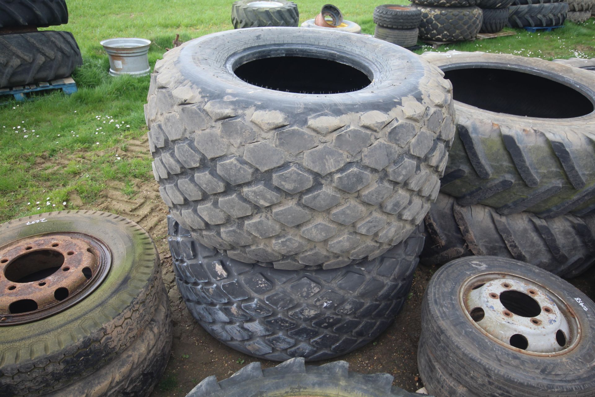 Pair of 28L-26 baler tyres. V - Image 2 of 4