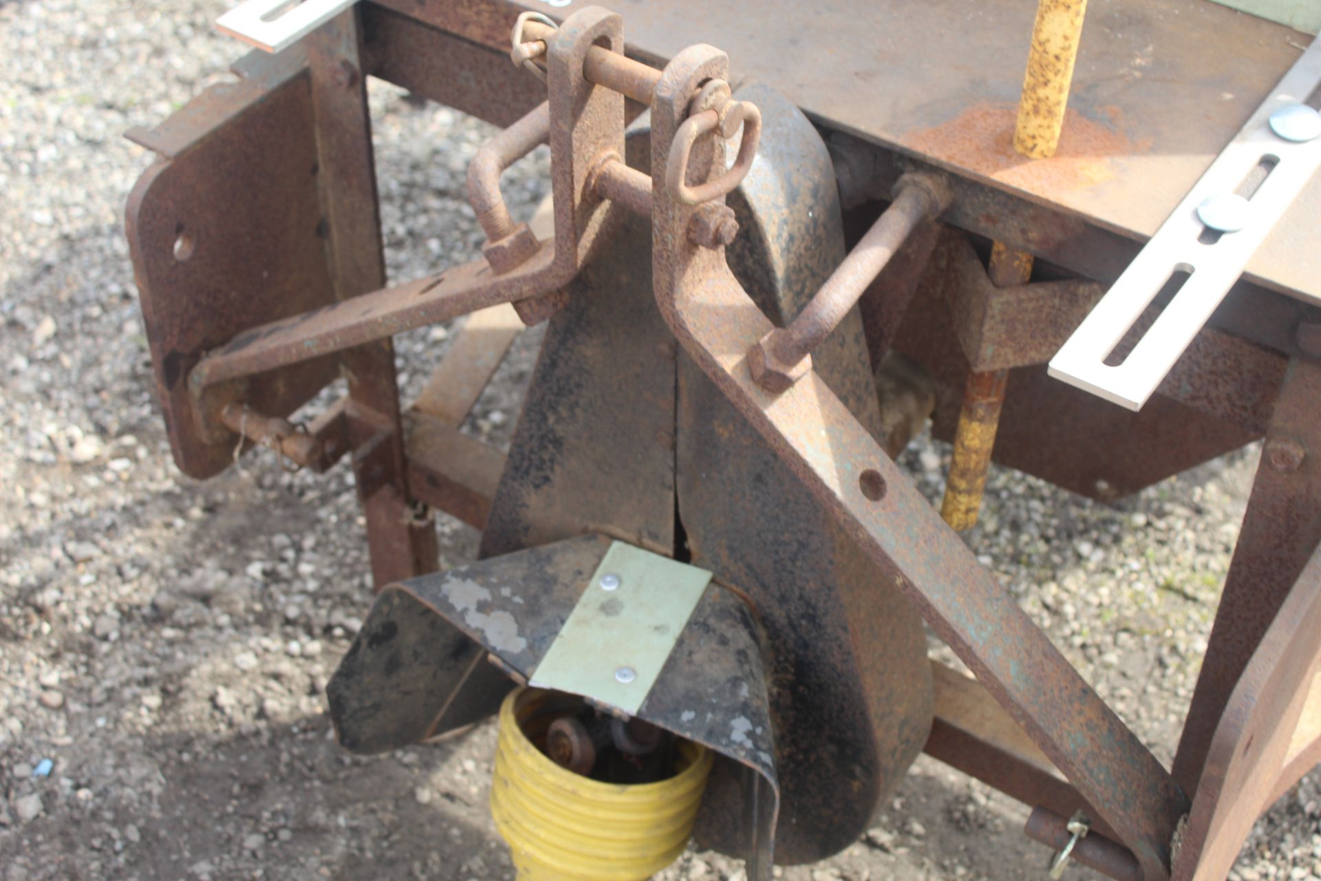 Dening linkage mounted PTO driven saw bench. V - Image 2 of 8