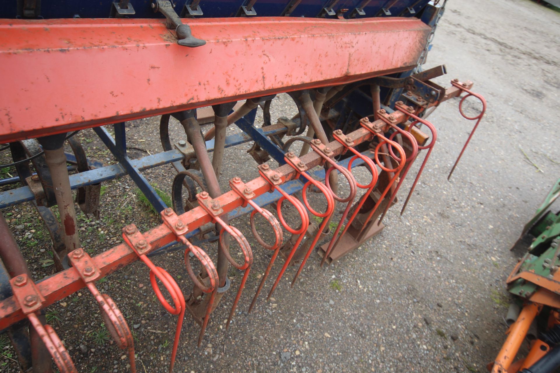 Ransomes Nordsten Lift-o-matic CLE400 4m spring tine drill. With end tow. V - Image 23 of 29
