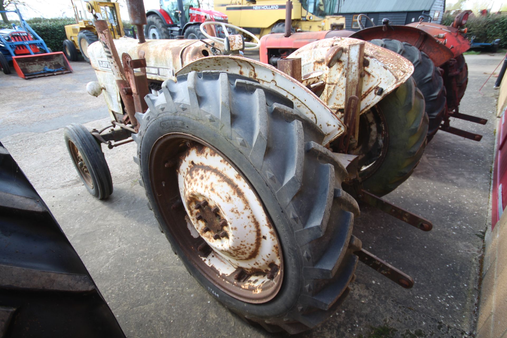 David Brown 990 Selectamatic 2WD tractor. Vendor reports that it starts runs and drives but requires - Image 4 of 45