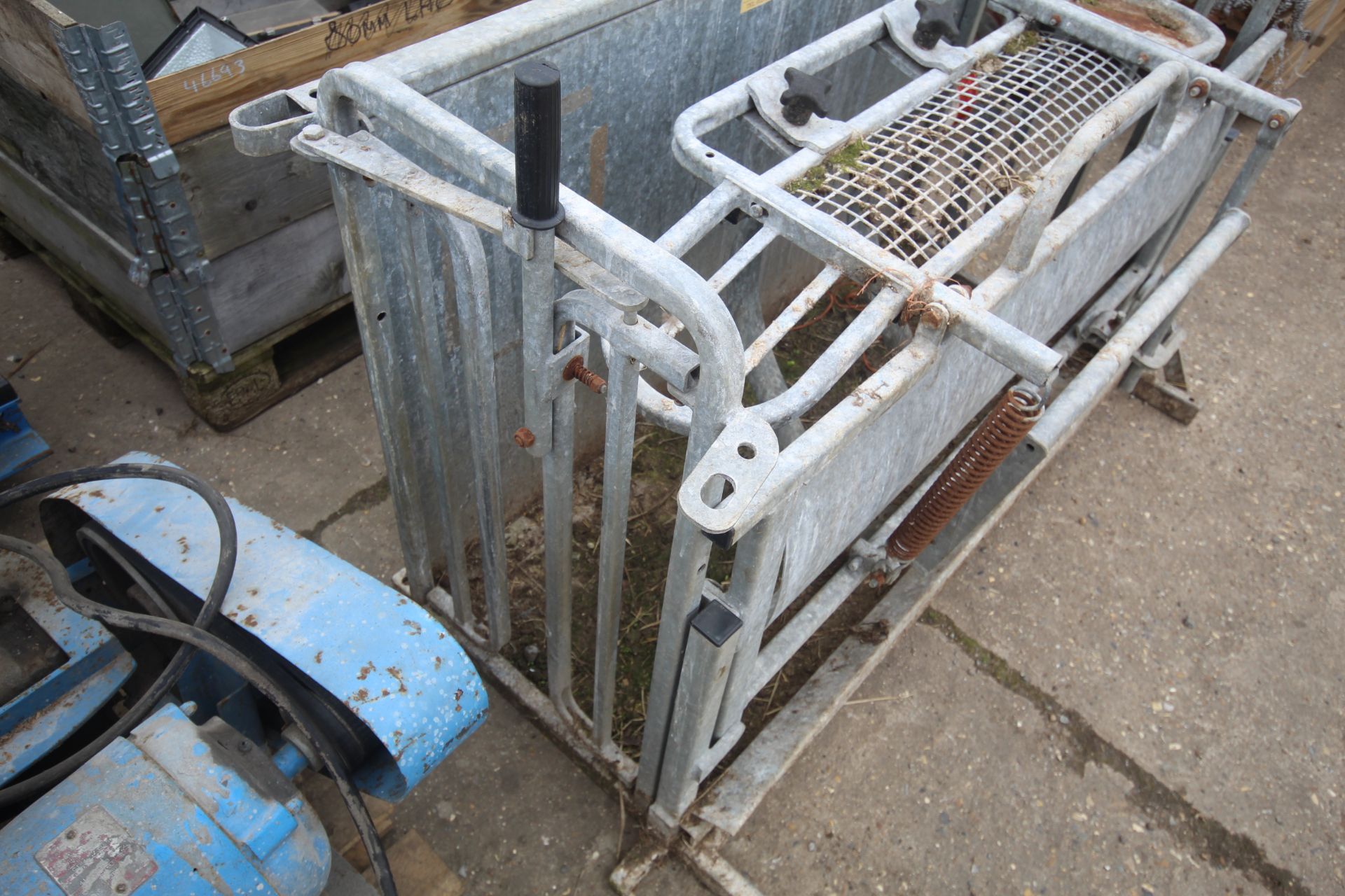 Sheep roll over crate. - Image 2 of 10