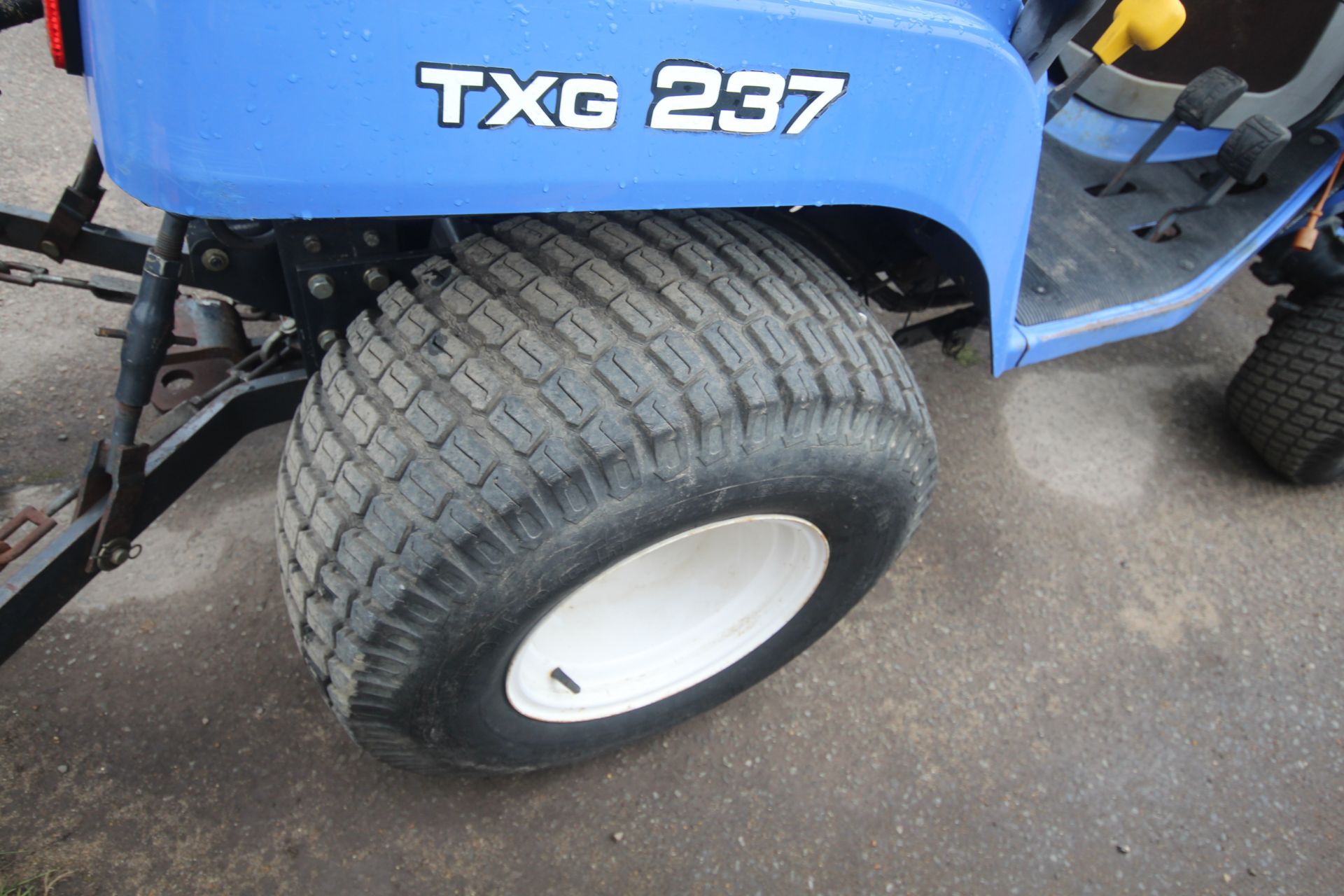 Iseki TGX237 4WD hydrostatic compact tractor. 2010. 605 hours. 26x12.00-12 rear turf wheels and - Image 28 of 39