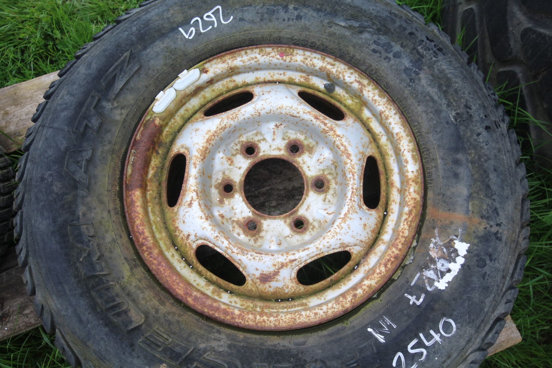235/75R15 4x4 wheel and tyre. V - Image 3 of 4