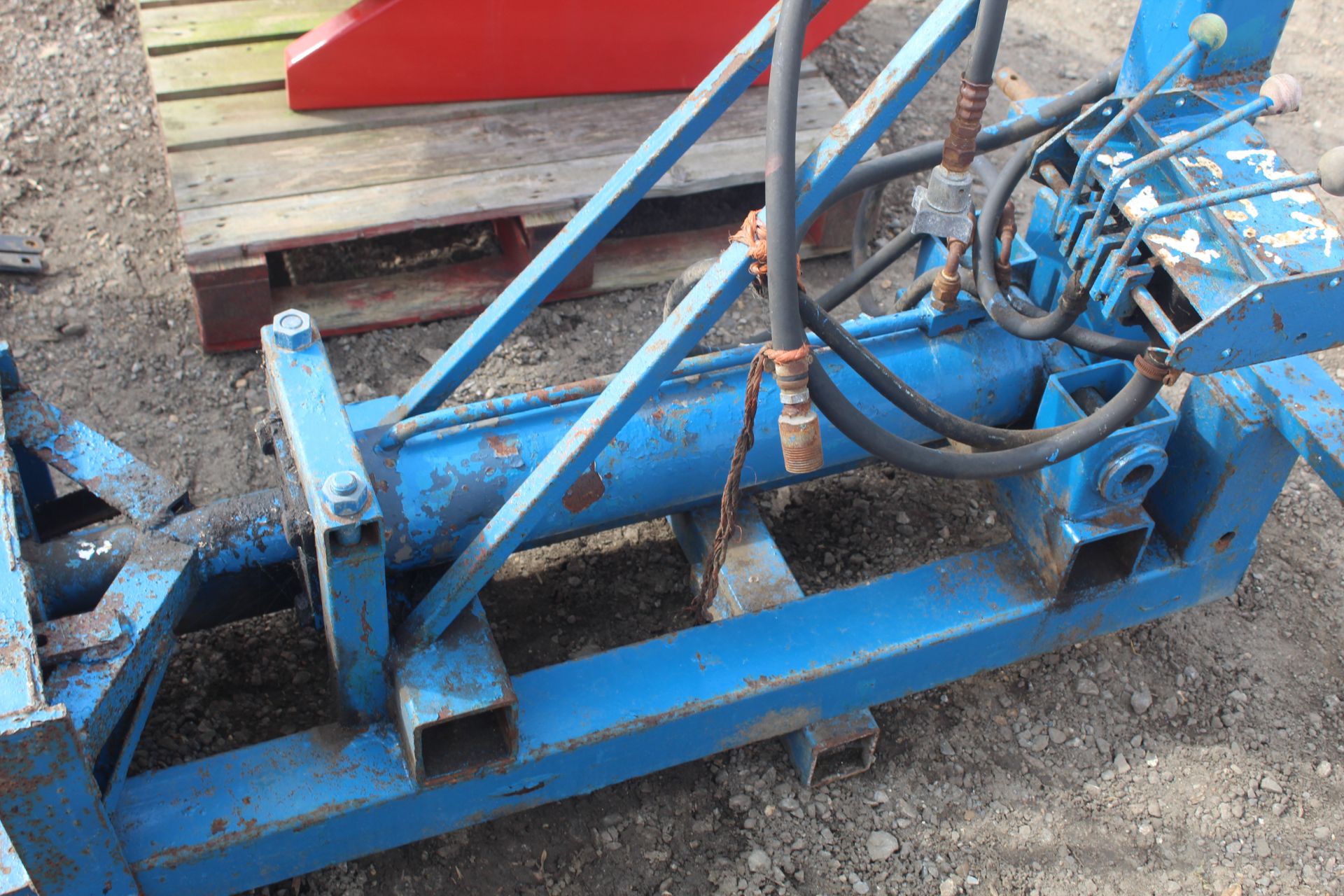 Linkage mounted heavy duty hydraulic log splitter. - Image 4 of 12