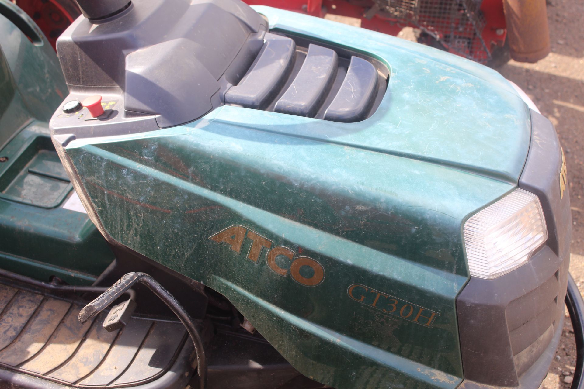 Atco GT30H hydrostatic ride-on mower. With collector. Key held. - Image 8 of 21