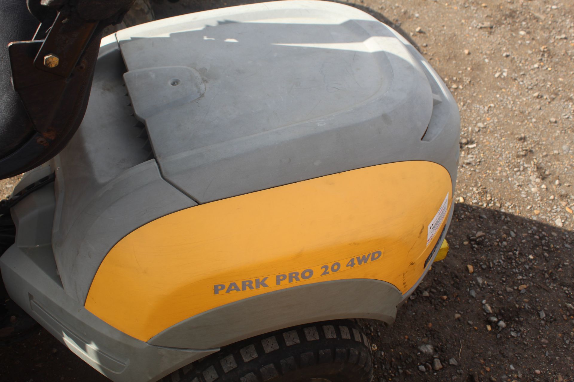 Stiga Park Pro 20 4WD out-front ride-on mower. 550 hours. With Briggs & Stratton 20HP petrol - Image 17 of 24
