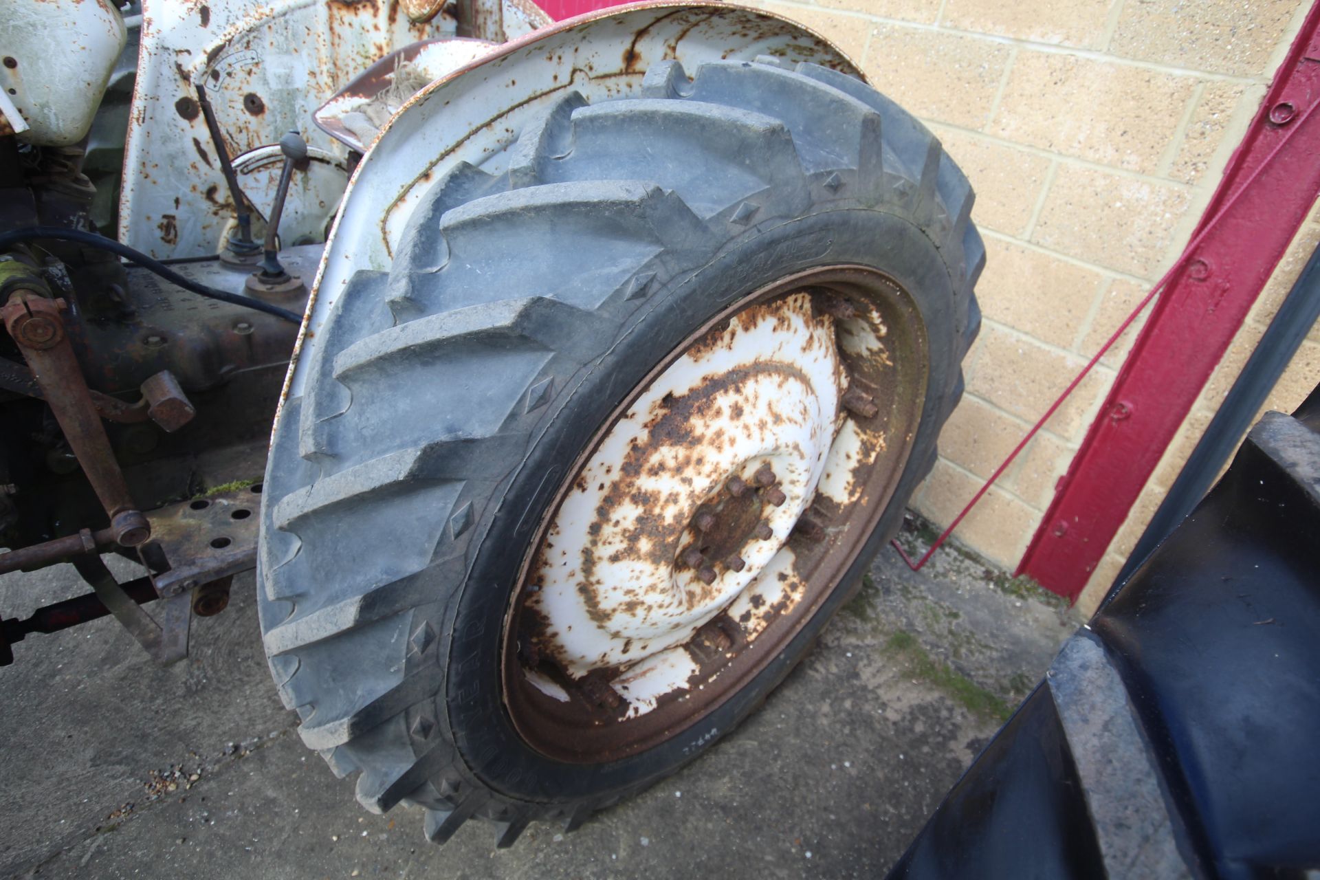 David Brown 990 Selectamatic 2WD tractor. Vendor reports that it starts runs and drives but requires - Image 16 of 45