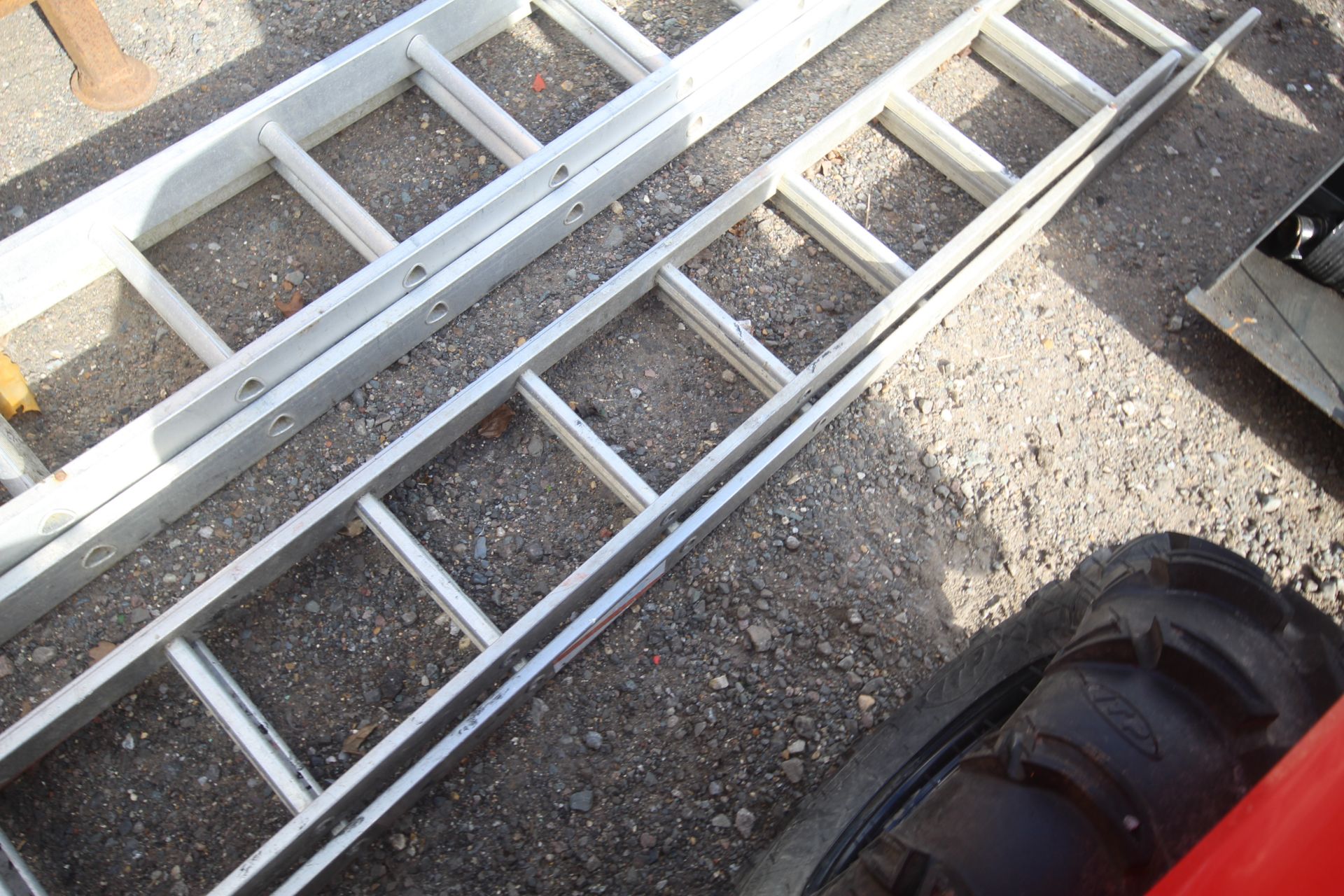 Extending aluminium ladder. - Image 4 of 5