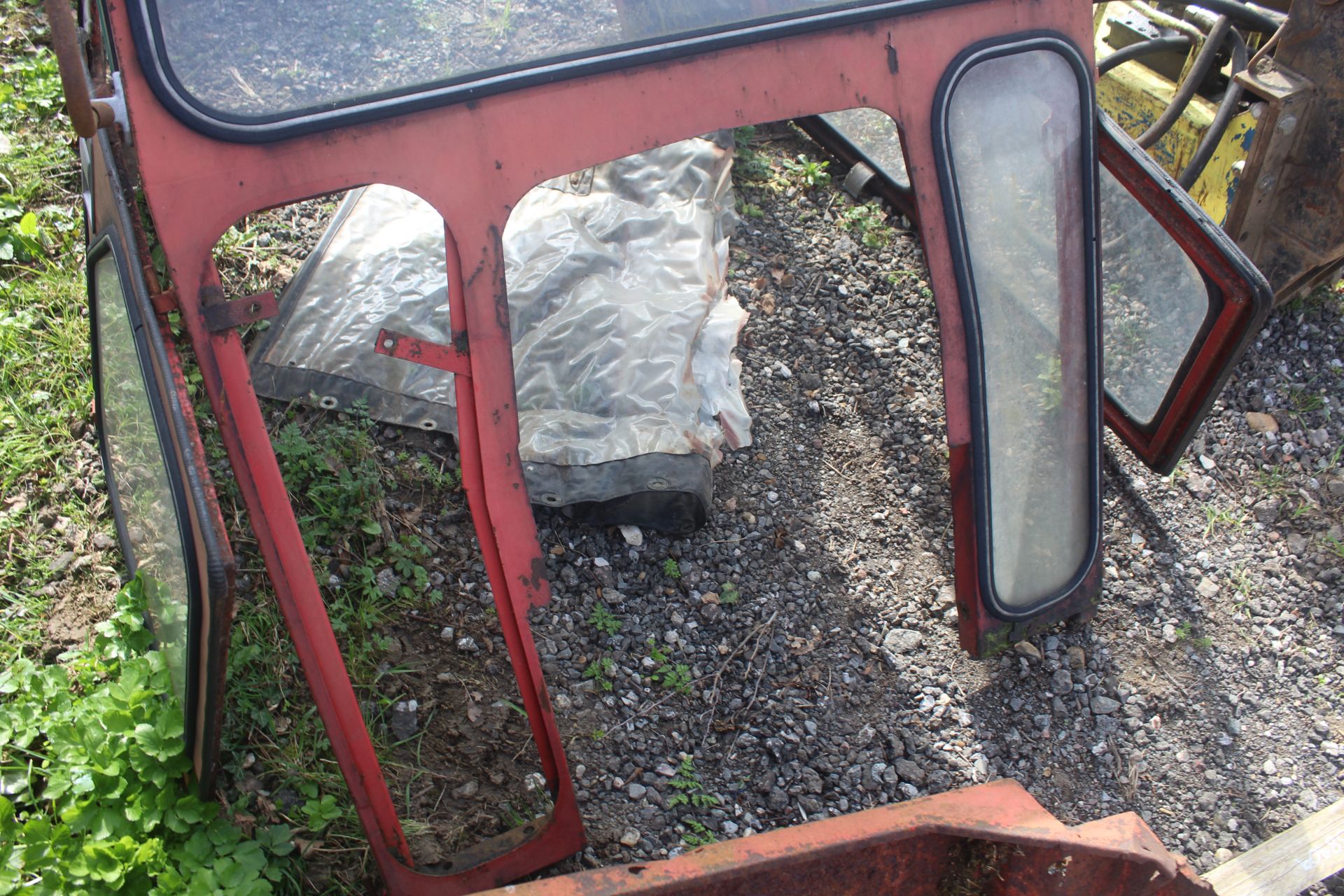 Massey Ferguson 240 cab and mudguards. - Image 12 of 16