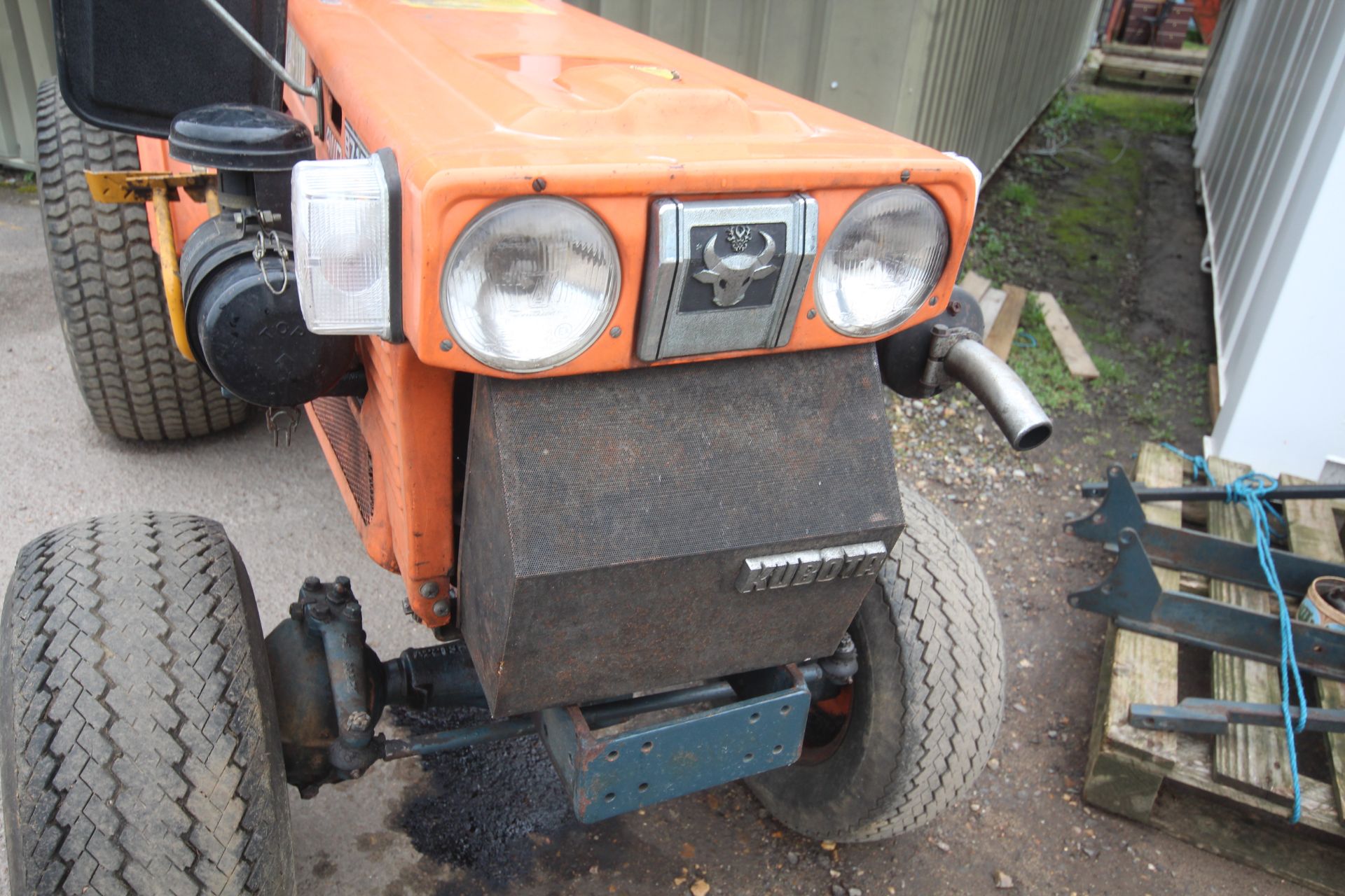 Kubota B7100 HST 4WD compact tractor. 3,134 hours. 29/12.00-15 rear turf wheels and tyres. Front - Bild 4 aus 41