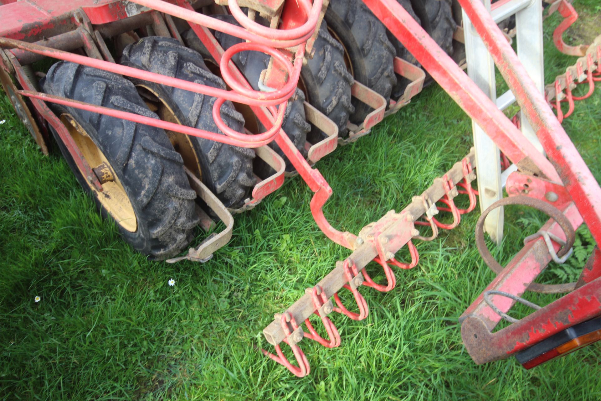 Vaderstad Rapid 400F 4m drill. Comprising rigid tines, two rows of disc coulters, tyre packer, - Image 15 of 38