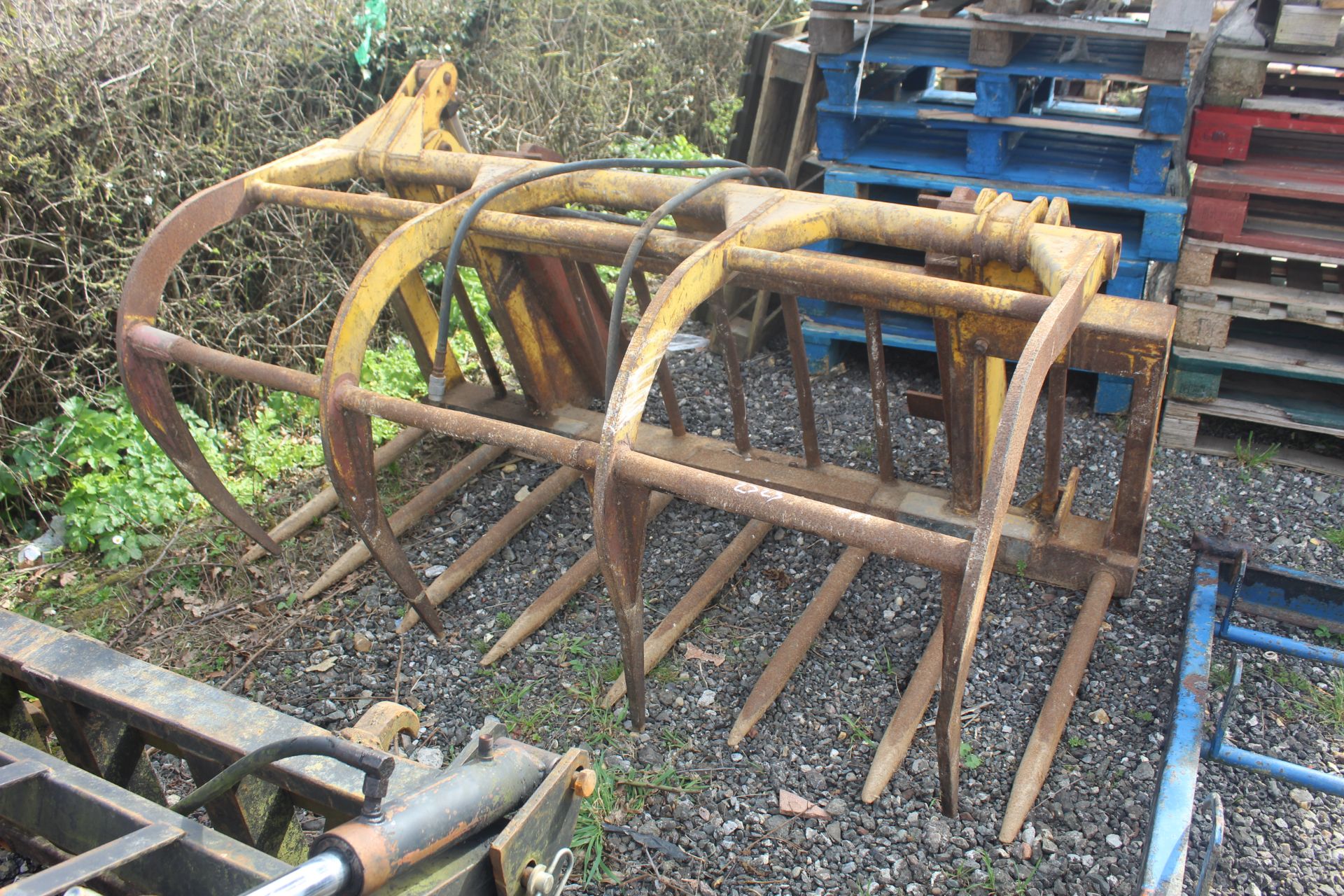 Sanderson muck grab. JCB Q-Fit brackets.