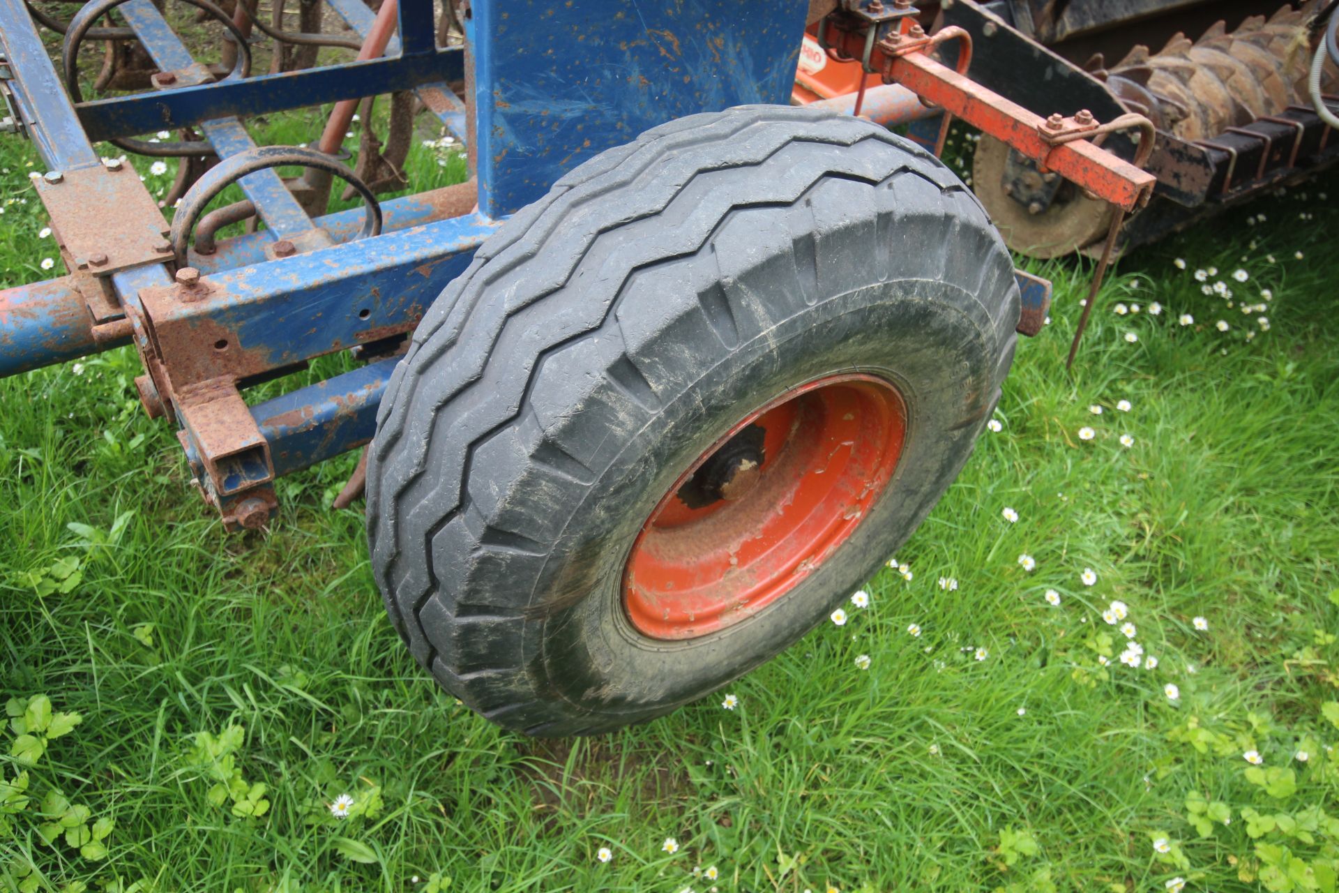 Ransomes Nordsten Lift-o-matic CLE400 4m spring tine drill. With end tow. V - Image 19 of 29