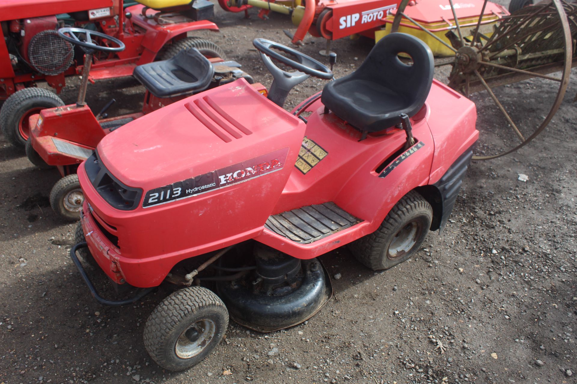 Honda Hydrostatic 2113 ride on mower. For spares or repair. Key held. - Image 4 of 20